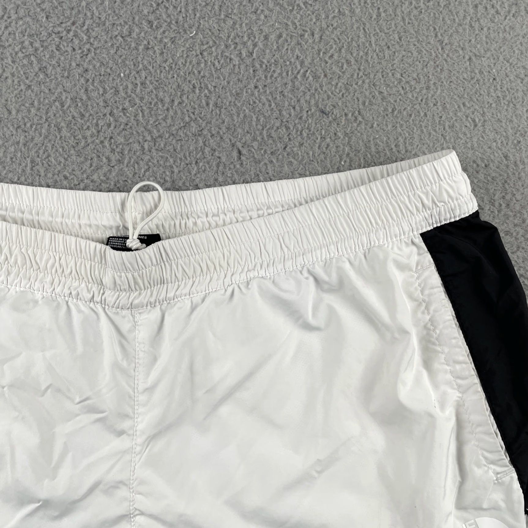 The North Face VINTAGE The North Face Hydrenaline Windfall Fitness Shorts Womens XL Draw String White Size 40" / US 18 - 2 Thumbnail