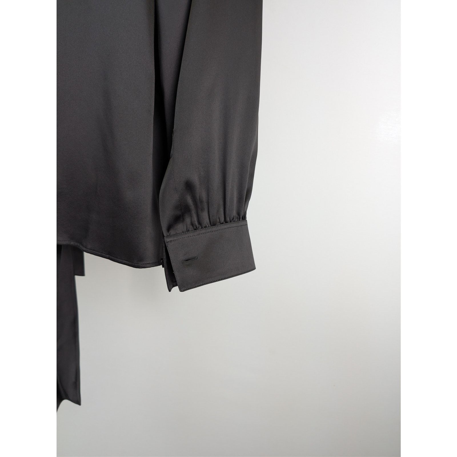 Saint Laurent Paris o1rshd1 silk shirt with a bow at the neck in Black Size US S / EU 44-46 / 1 - 13 Thumbnail