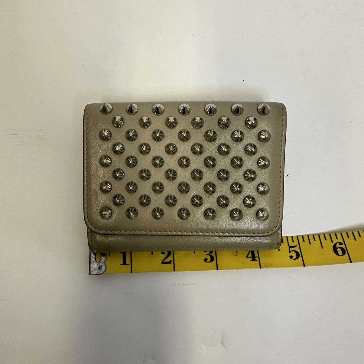 Christian Louboutin Christian Louboutin Spiked Leather Wallet Beige w Red Size ONE SIZE - 13 Thumbnail