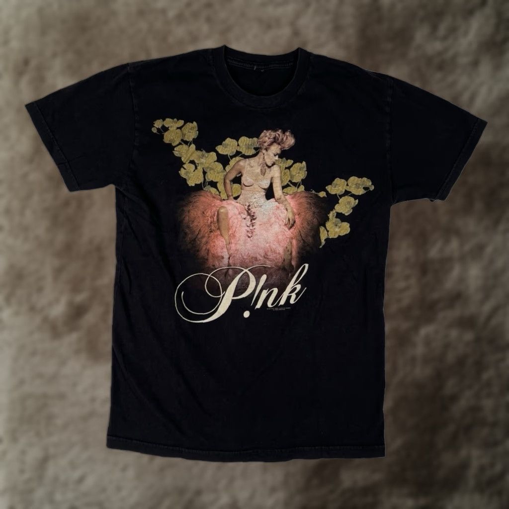 Vintage PINK T-Shirt Women’s Small Short Sleeve Black 2013 Truth About Love Tour Concert Music Womens Dance/Pop Theme Love Shop Keywords Size S / US 4 / IT 40 - 1 Thumbnail