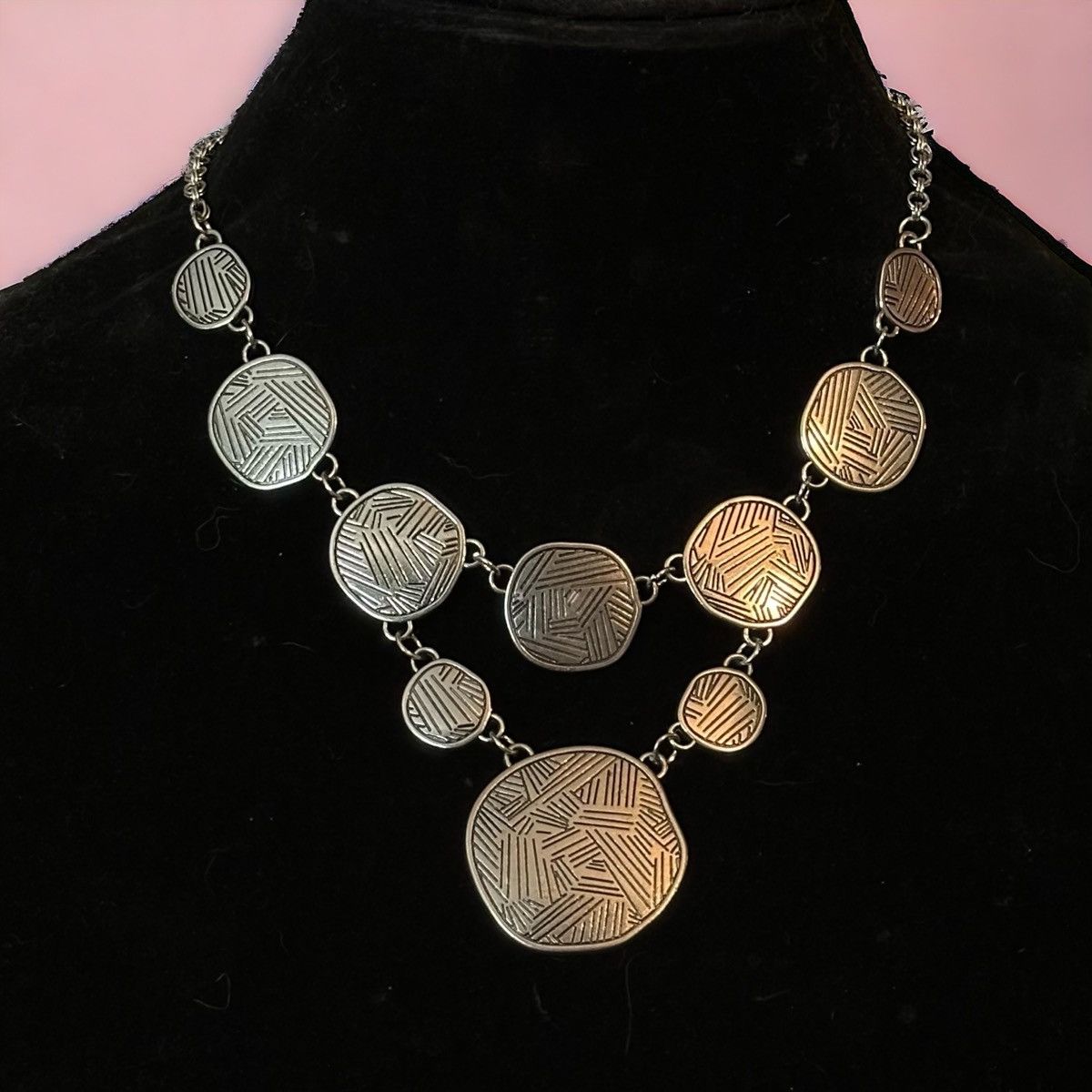 Other Silver tone patterned swag necklace Size ONE SIZE - 1 Thumbnail