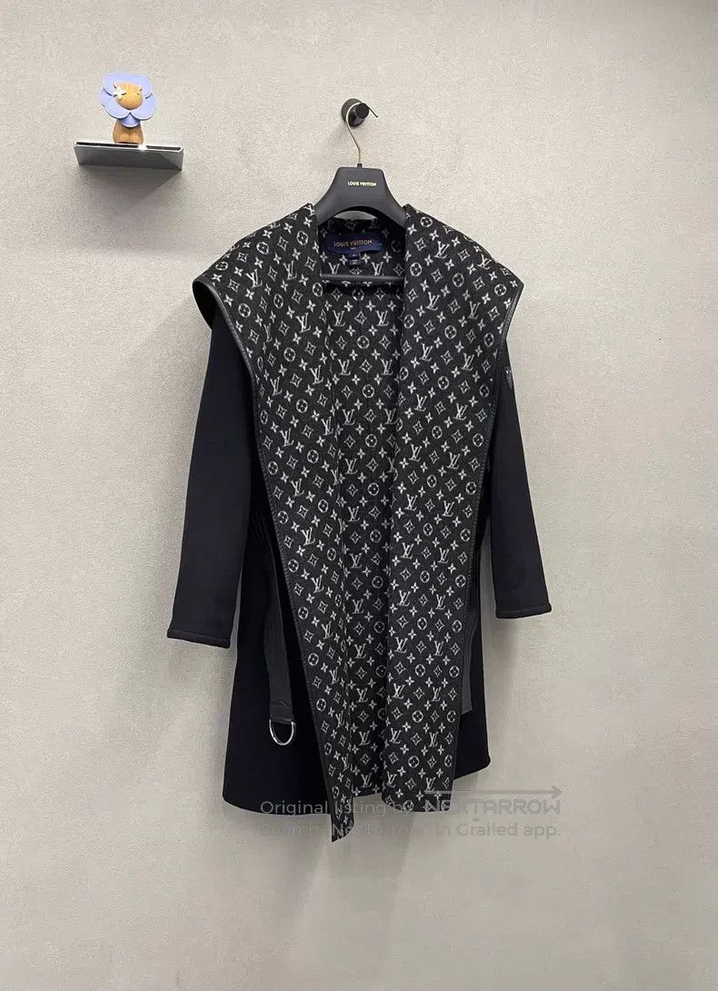 Louis Vuitton Louis Vuitton Logo printed black woolen coat Size XXS / US 00 / IT 34 - 3 Thumbnail