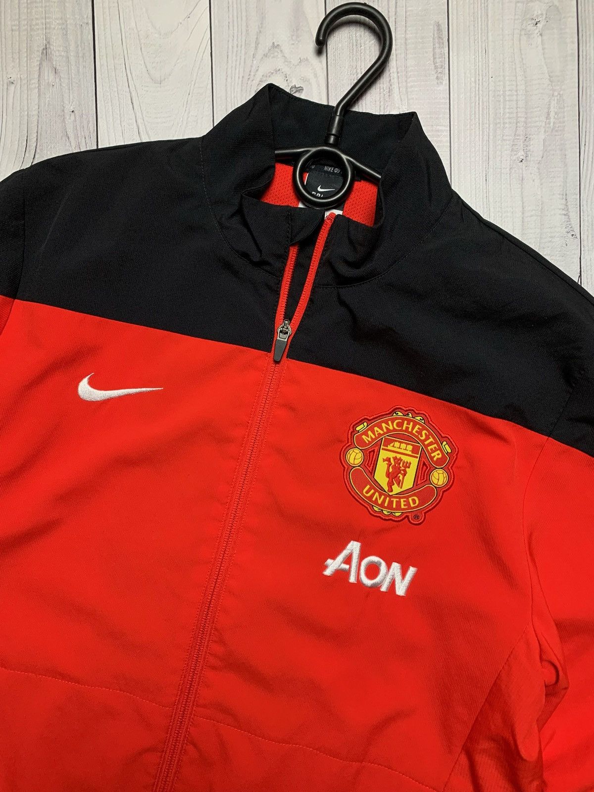 Vintage Vintage Nike Manchester United soccer jacket size M red Size US M / EU 48-50 / 2 - 3 Thumbnail
