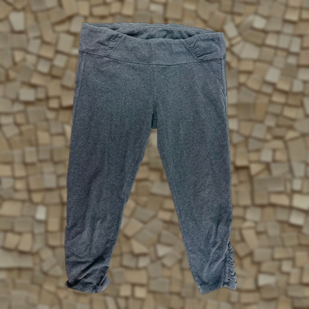Athleta Athleta Capri Pants Women's Size S Gray Pull On Ruched Side Hem Waistband Activewear Yoga Pants Miss? No Tag Removed? (Grey) Women Size 28" / US 6 / IT 42 - 1 Thumbnail