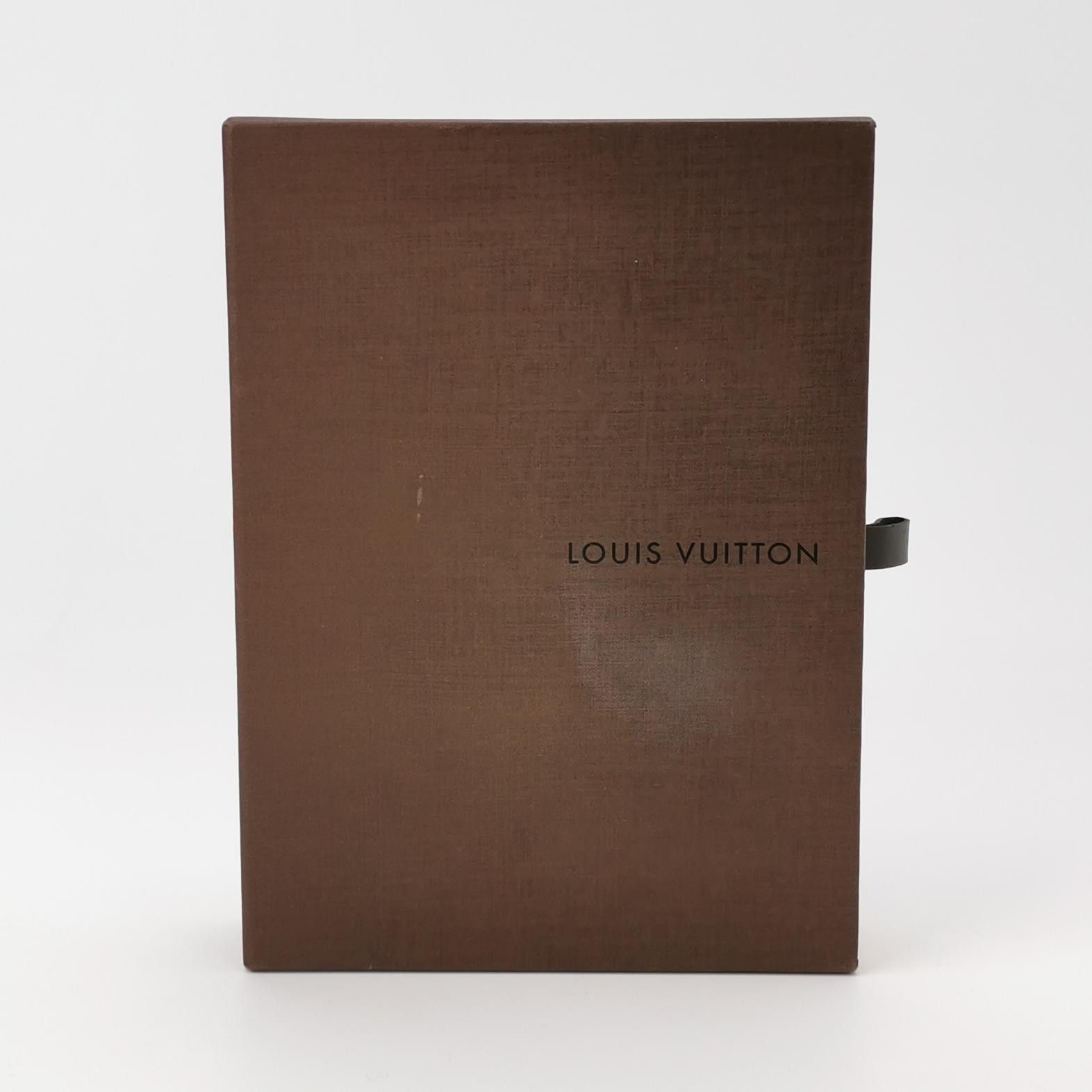 Louis Vuitton Louis Vuitton (LV) cowhide solid color letter logo embossed Size ONE SIZE - 3 Thumbnail