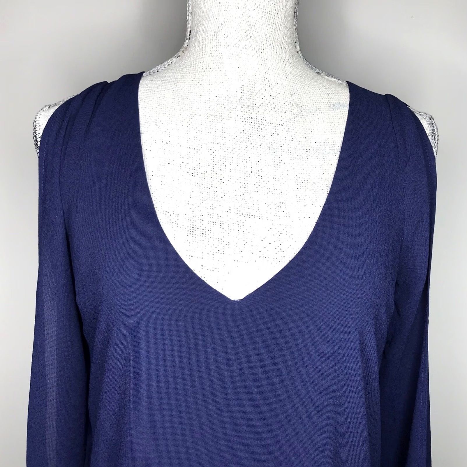 Vintage Tobi Blouse Women's S Blue V-Neck Lined Cold Shoulder Long Sleeve Slit Sleeve Pattern: Solid Vintage: No Size S / US 4 / IT 40 - 3 Thumbnail