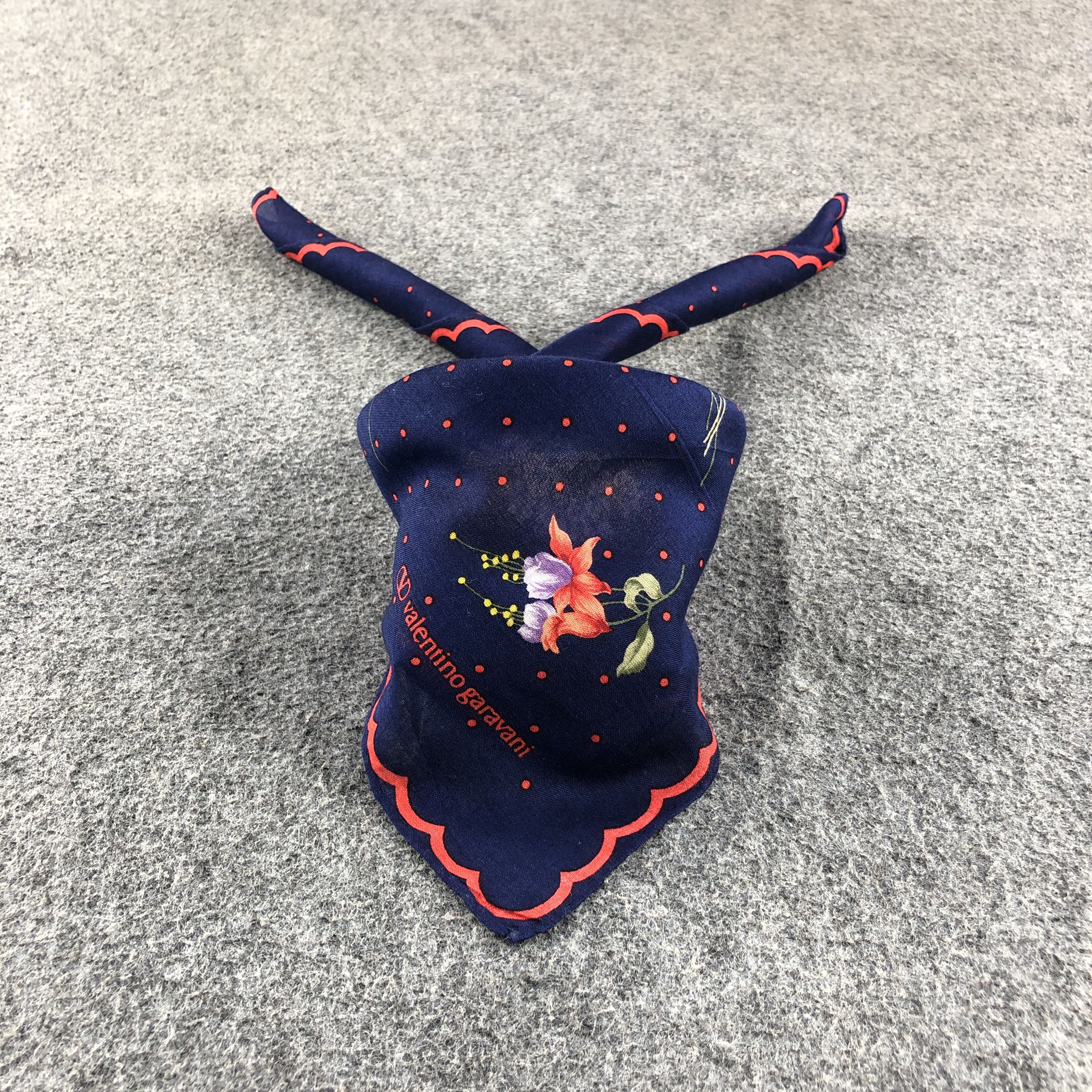 Vintage ValenTINO GarAVANI Handkerchief Neckerchief Bandana H2680 Size ONE SIZE - 1 Thumbnail