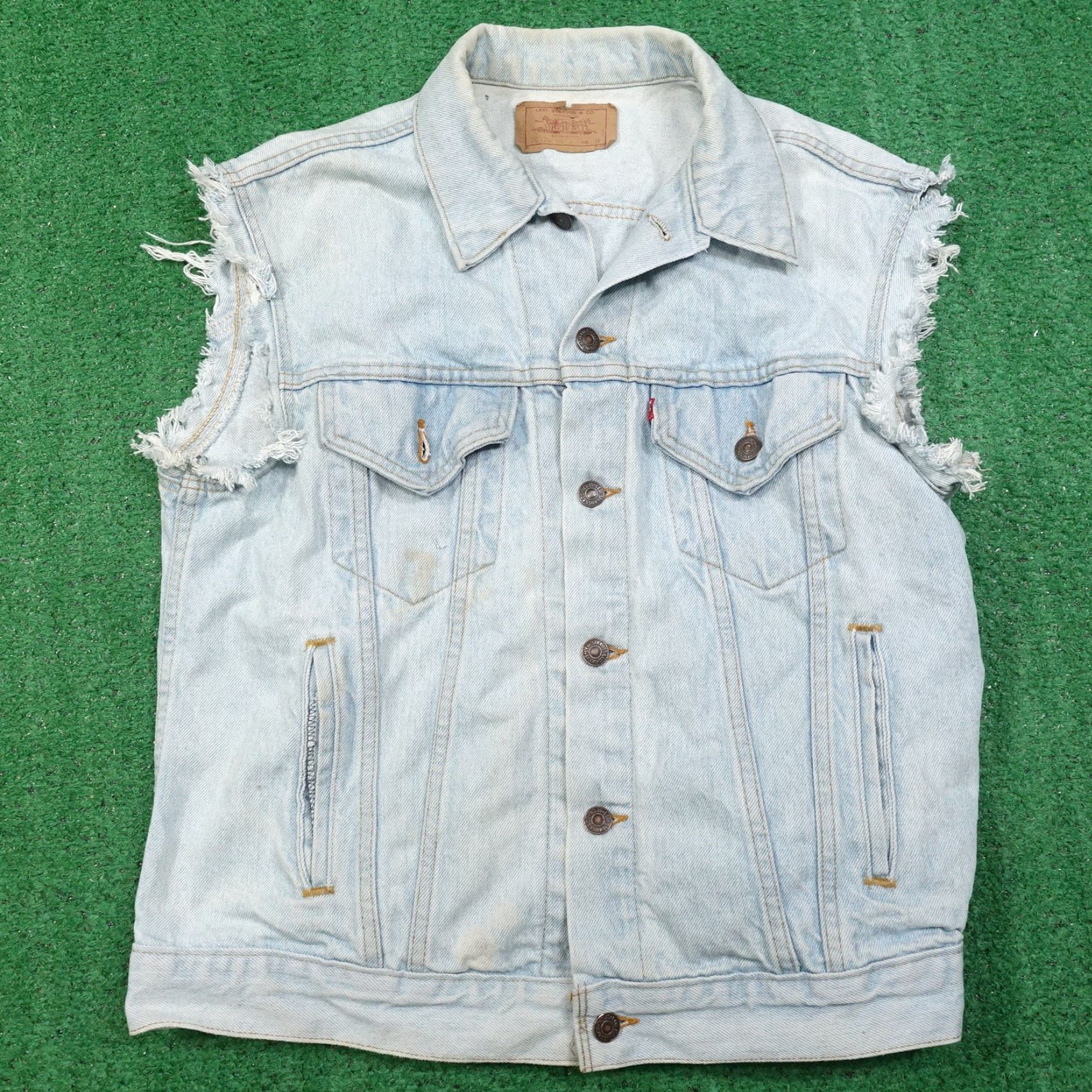 Levi's VINTAGE LEVI'S MOTLEY CRUE DENIM VEST WOMENS 14 BLUE 21X22.5 INCHES Size 36" / US 14 / IT 50 - 6 Thumbnail