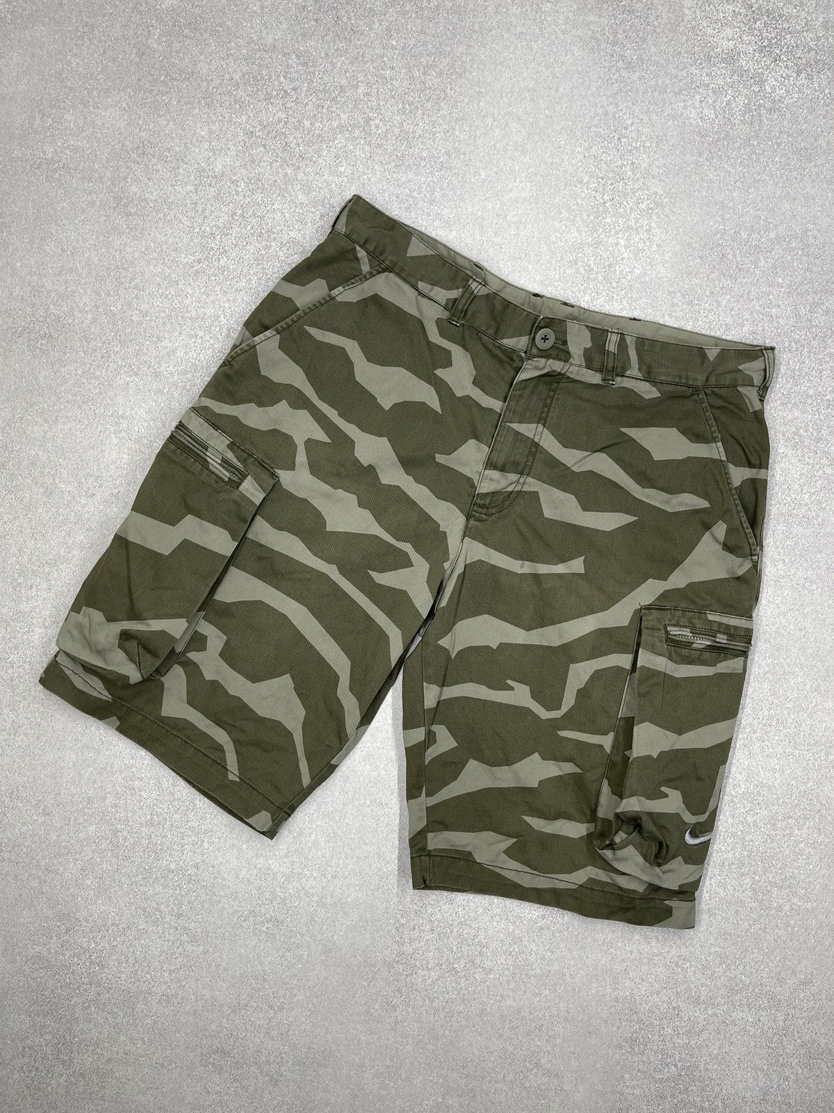 Nike Vintage Nike Military Cargo Shorts Camo Y2K ACG TECH Size M Size US 32 / EU 48 - 1 Thumbnail