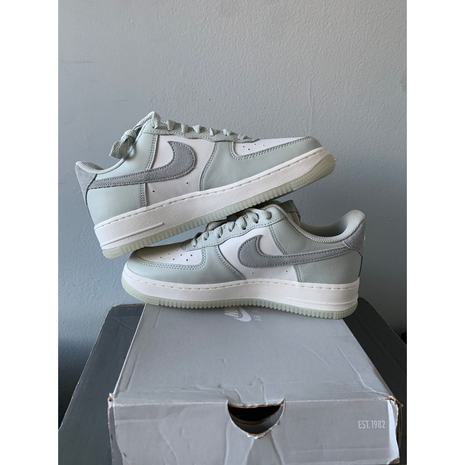 Nike Nike Air Force 1 Light Silver Pumice Size 6 NEW SHIPS NOW Size US 6 / EU 39 - 5 Thumbnail
