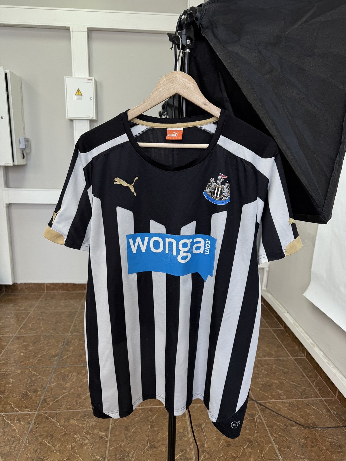 Puma 🏴󠁧󠁢󠁥󠁮󠁧󠁿 Y2K Newcastle United Puma Soccer Jersey Rare Retro Hype Size US L / EU 52-54 / 3 - 1 Thumbnail