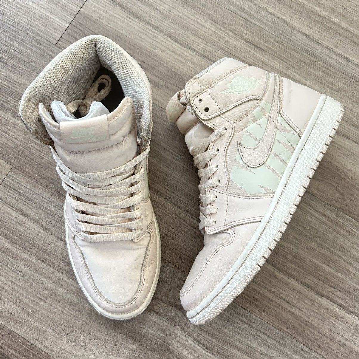 Jordan Brand 2018 Air Jordan 1 ‘Guava Ice’ High sz 7.5M Size US 7.5 / EU 40-41 - 1 Thumbnail