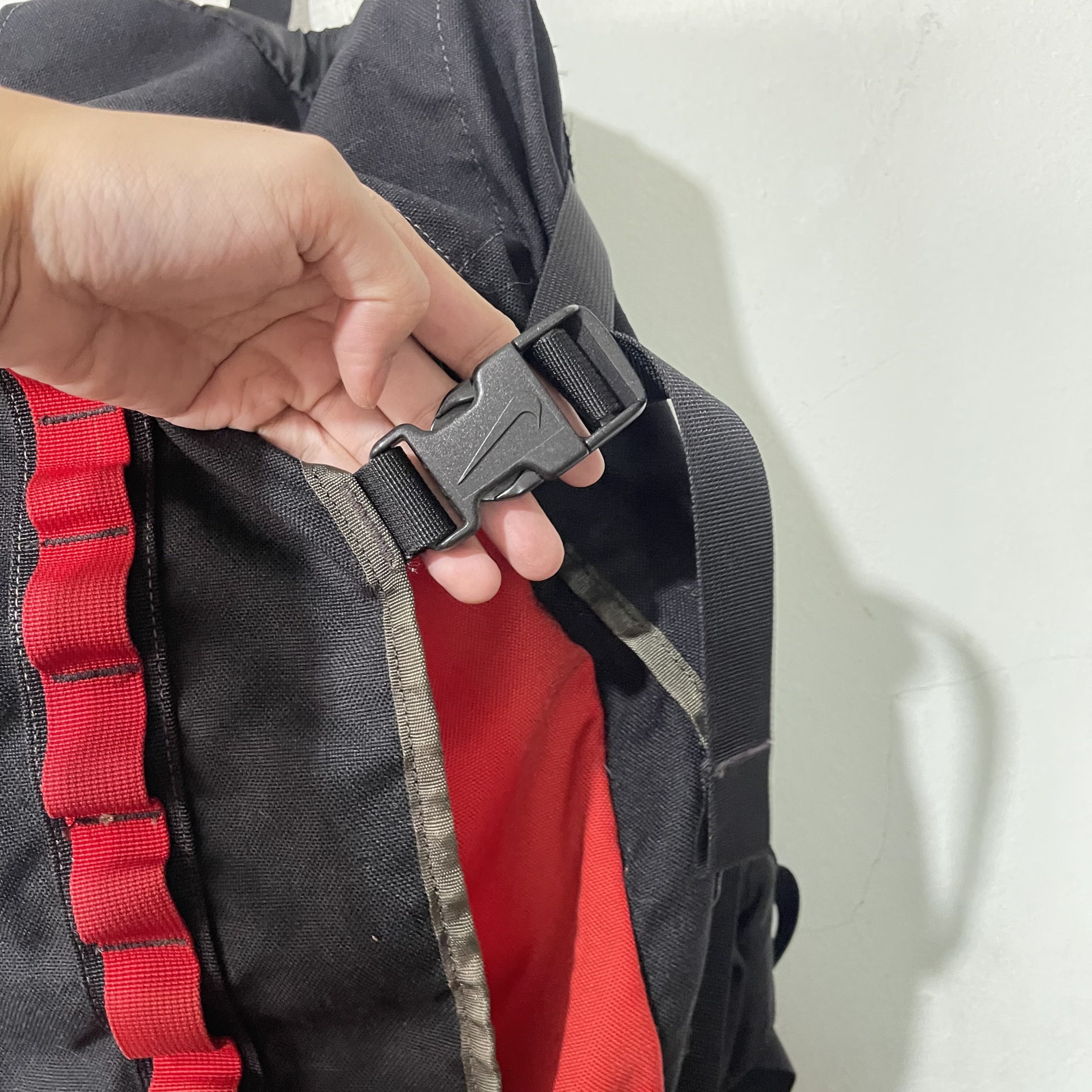 Nike ACG Vintage Nike ACG Kirst 25 Backpack Black Red Hiking Bag Size ONE SIZE - 8 Thumbnail