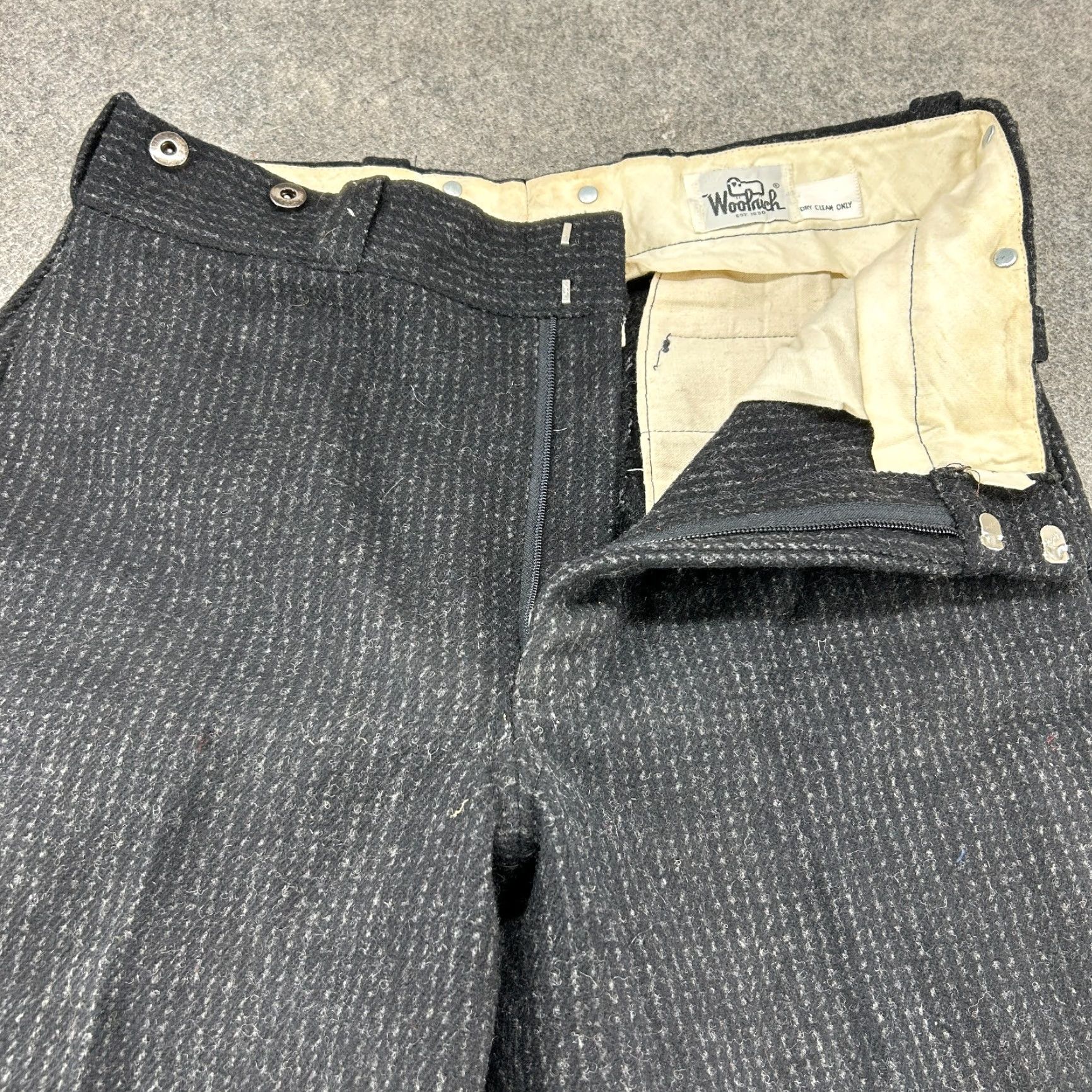 Vintage VINTAGE Woolrich Pants Mens 34x28 Black Wool Tweed Striped 80s 90s Chino Straight Front Pocket Regular 34in Size US 34 / EU 50 - 2 Thumbnail
