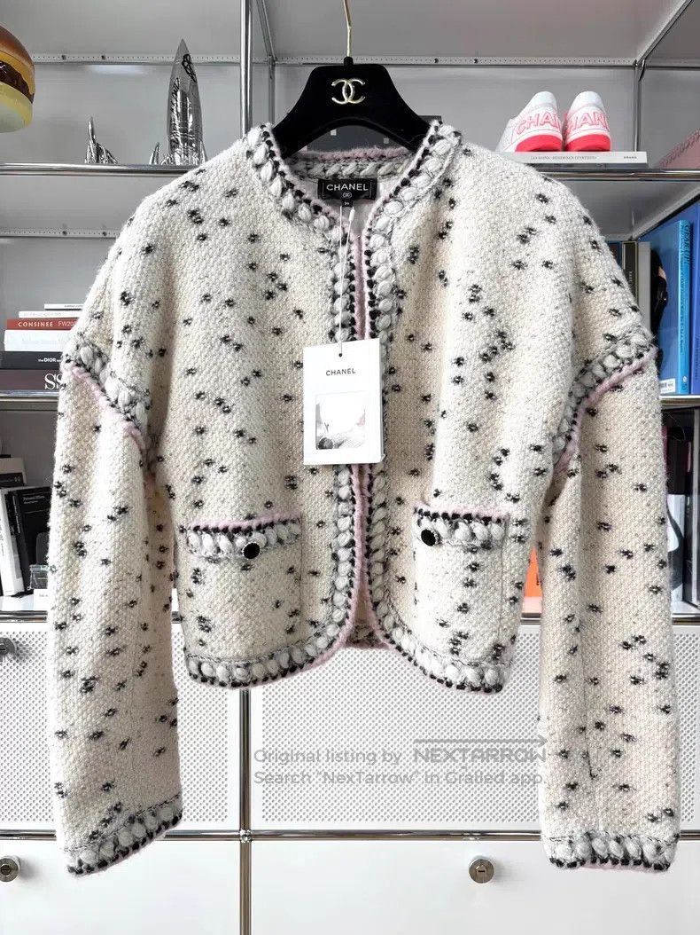 Chanel Chanel 21A Castle Series White Pink Dot Knitted Round-neck Size XS / US 0-2 / IT 36-38 - 1 Thumbnail