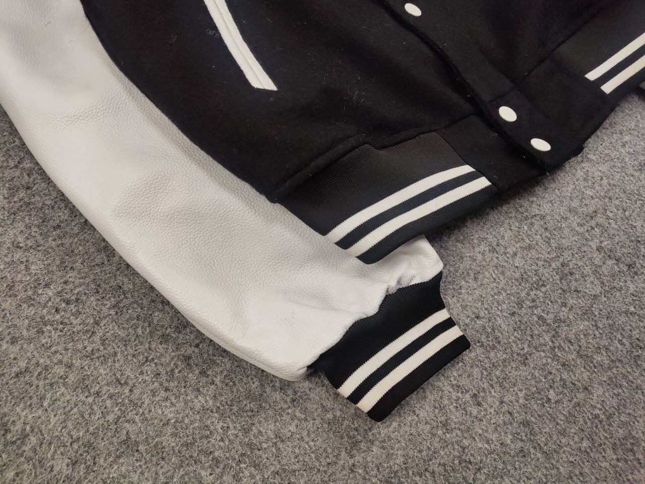 Japanese Brand Vintage 90's Japanese Black White Logo Varsity Bomber Jacket Size US L / EU 52-54 / 3 - 6 Thumbnail