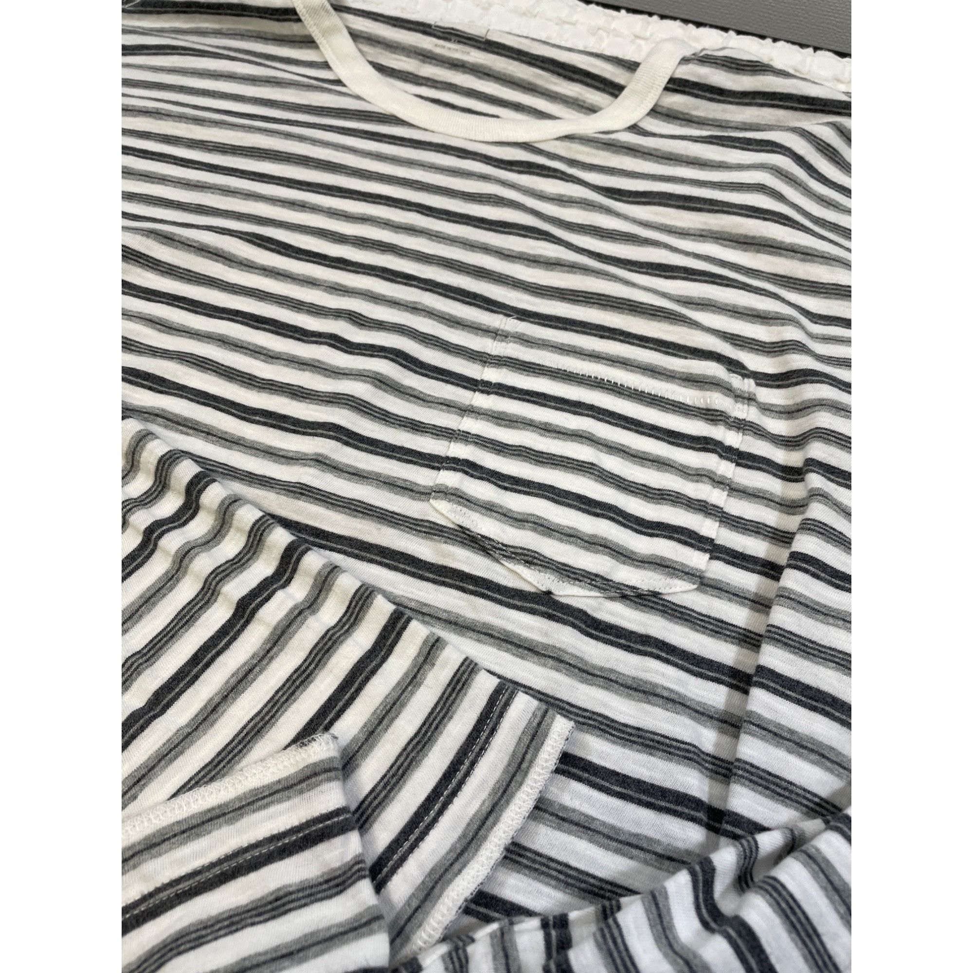 Gap Gap Men's Gray Striped T-shirt Long Sleeve Size XL SKU 4717 Size US XL / EU 56 / 4 - 5 Thumbnail