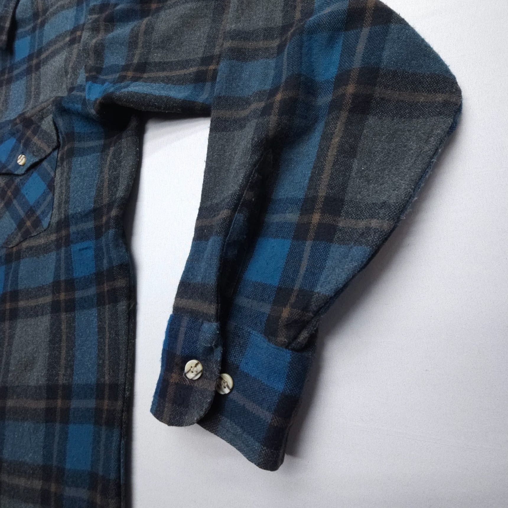 Van Heusen Vintage Van Heusen Winterweights Flannel Shirt Men's Medium Plaid Retro Light Size US M / EU 48-50 / 2 - 5 Thumbnail
