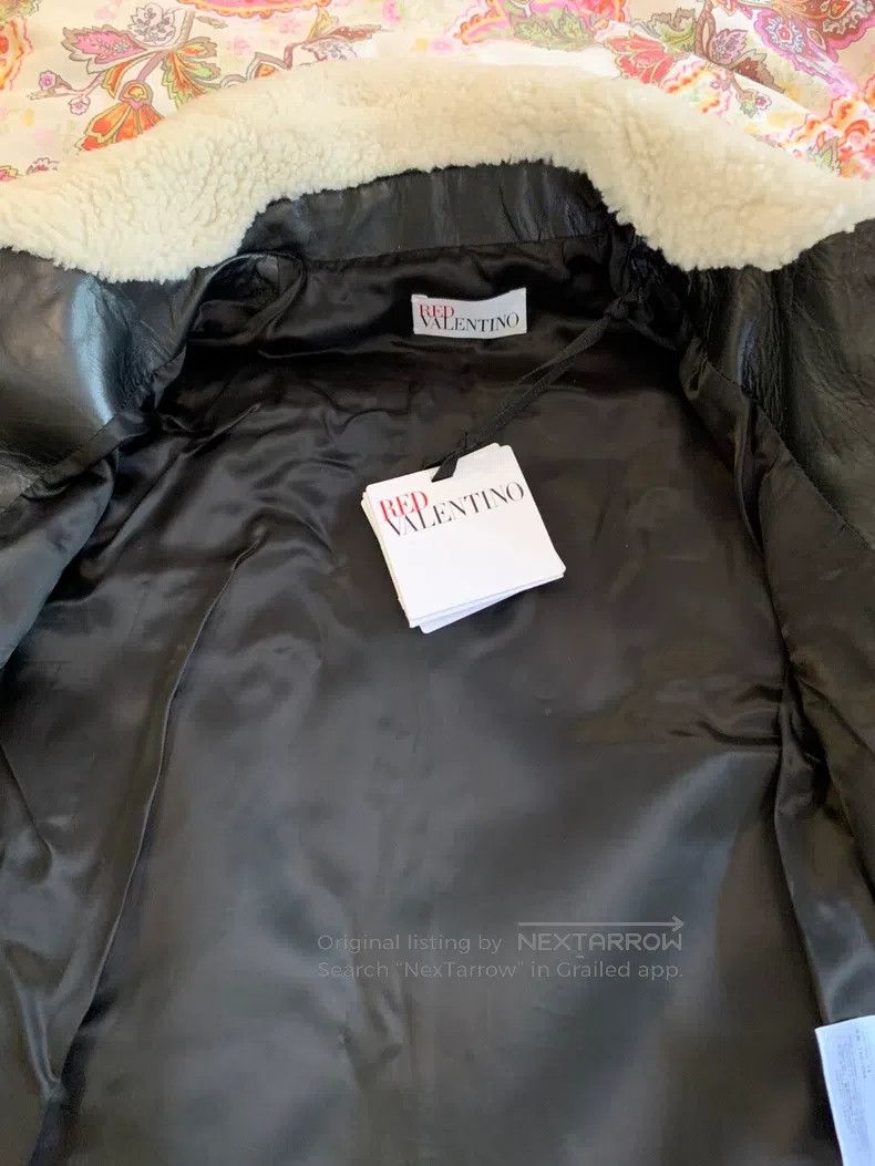 Valentino Valentino The woman wears a leather coat Size S / US 4 / IT 40 - 3 Thumbnail