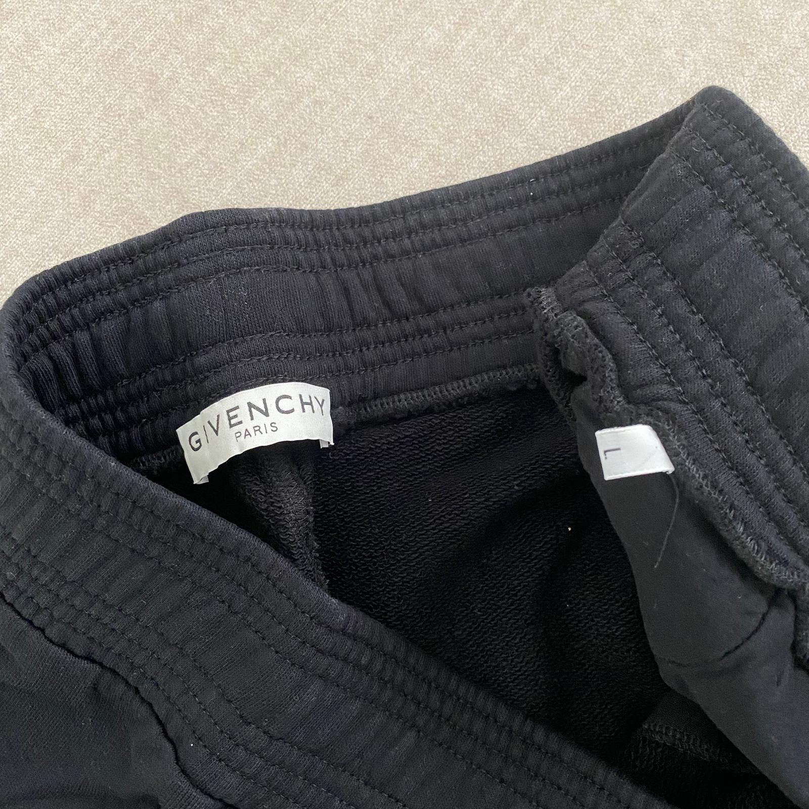 Givenchy Black and Red Embroidered Signature Logo Sweatshorts Size US 34 / EU 50 - 6 Thumbnail