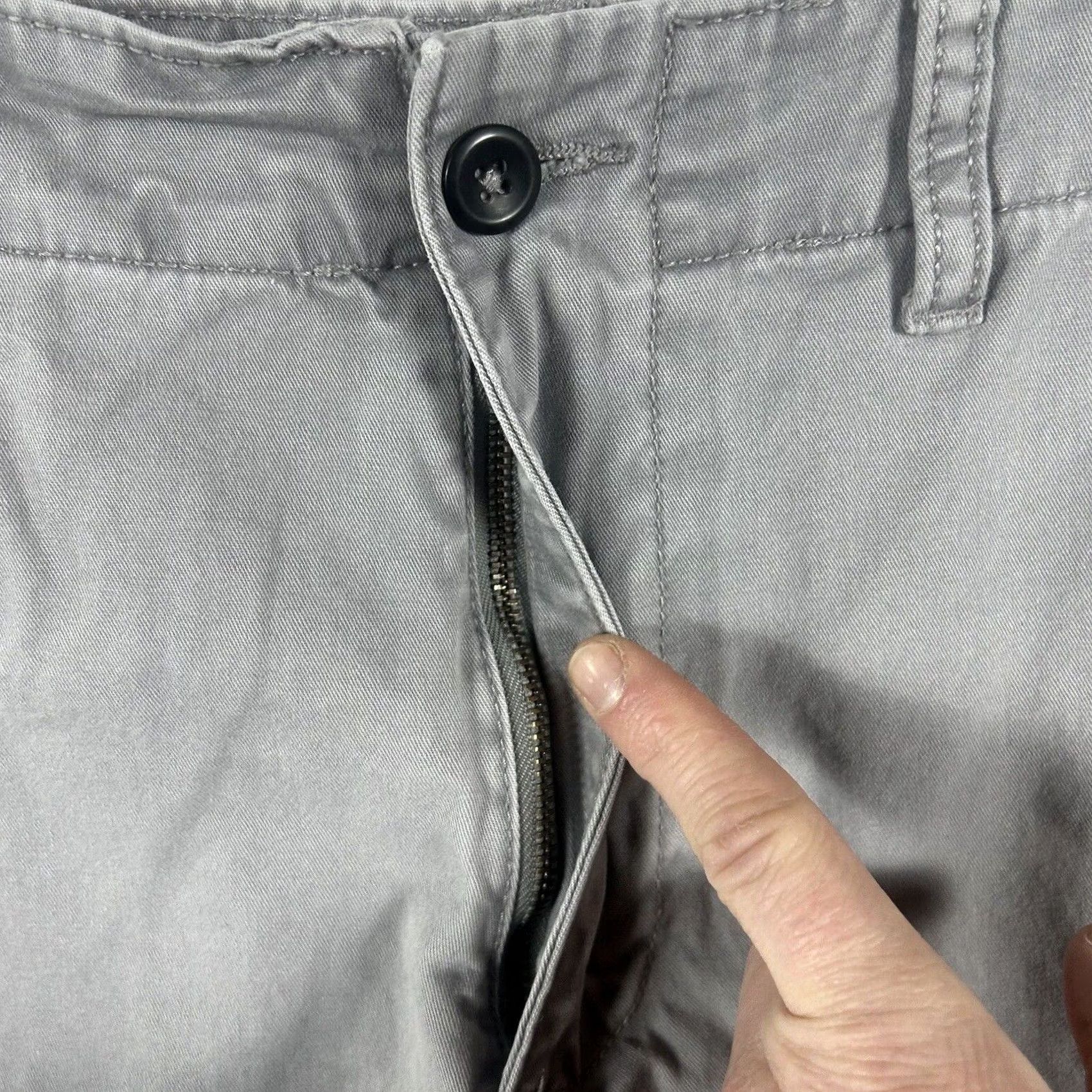 Old Navy Old Navy Mens Khaki Shorts Size 31 Casual Chino Flat Front Gray Bermuda Cotton Short Size US 31 - 2 Thumbnail