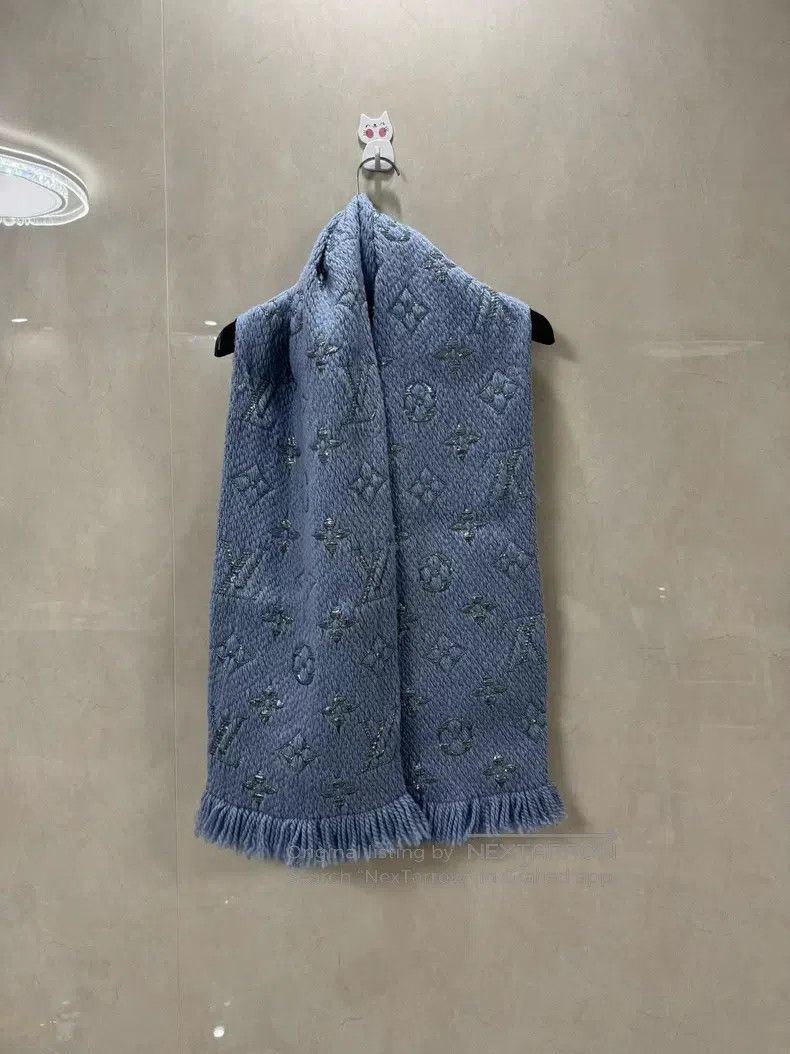 Louis Vuitton Louis Vuitton Double-sided presbyopic gold silk scarf Size ONE SIZE - 1 Thumbnail