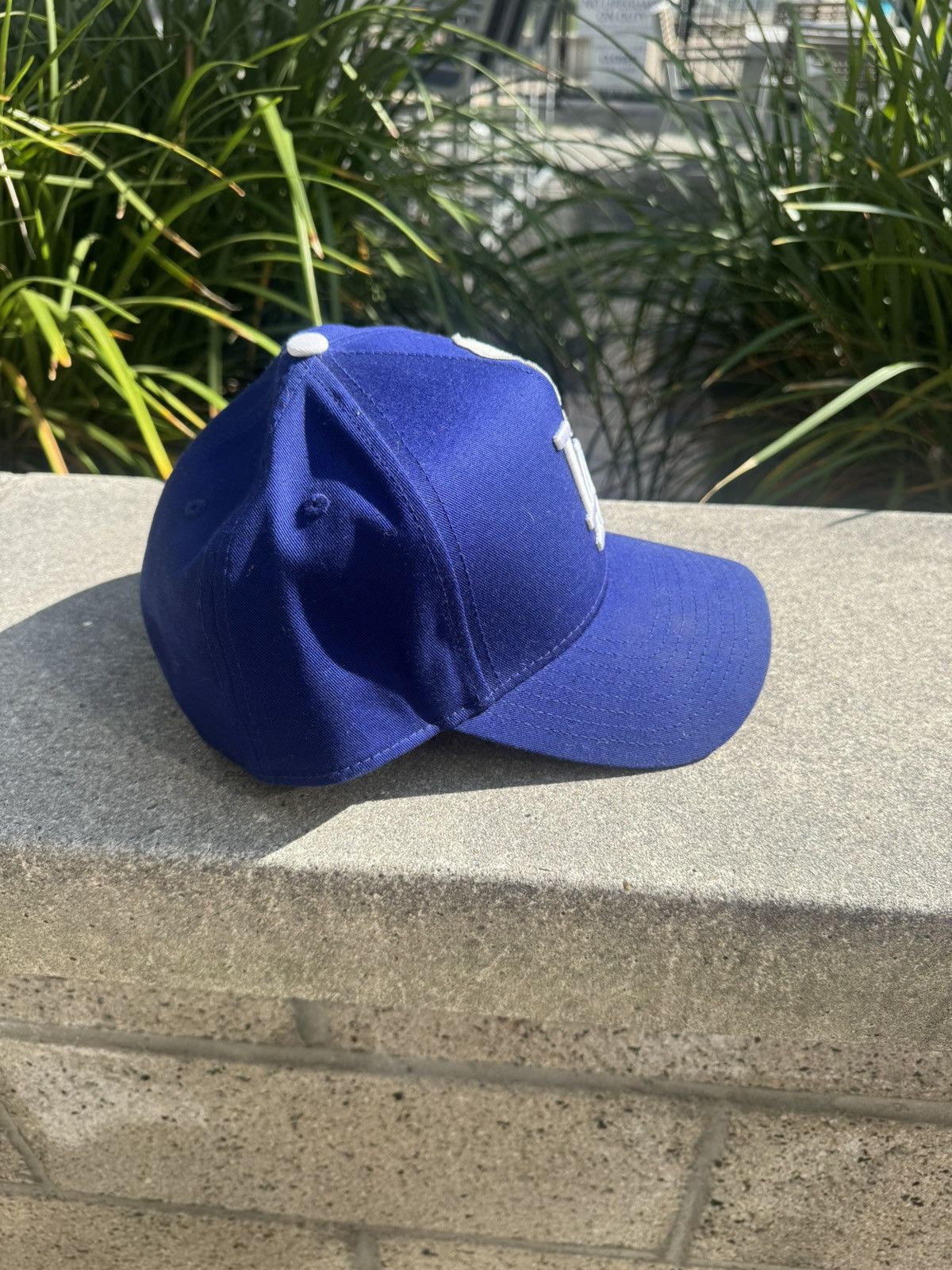 Other Royal blue LA snapback w/ single white embroidered flower Size ONE SIZE - 4 Thumbnail