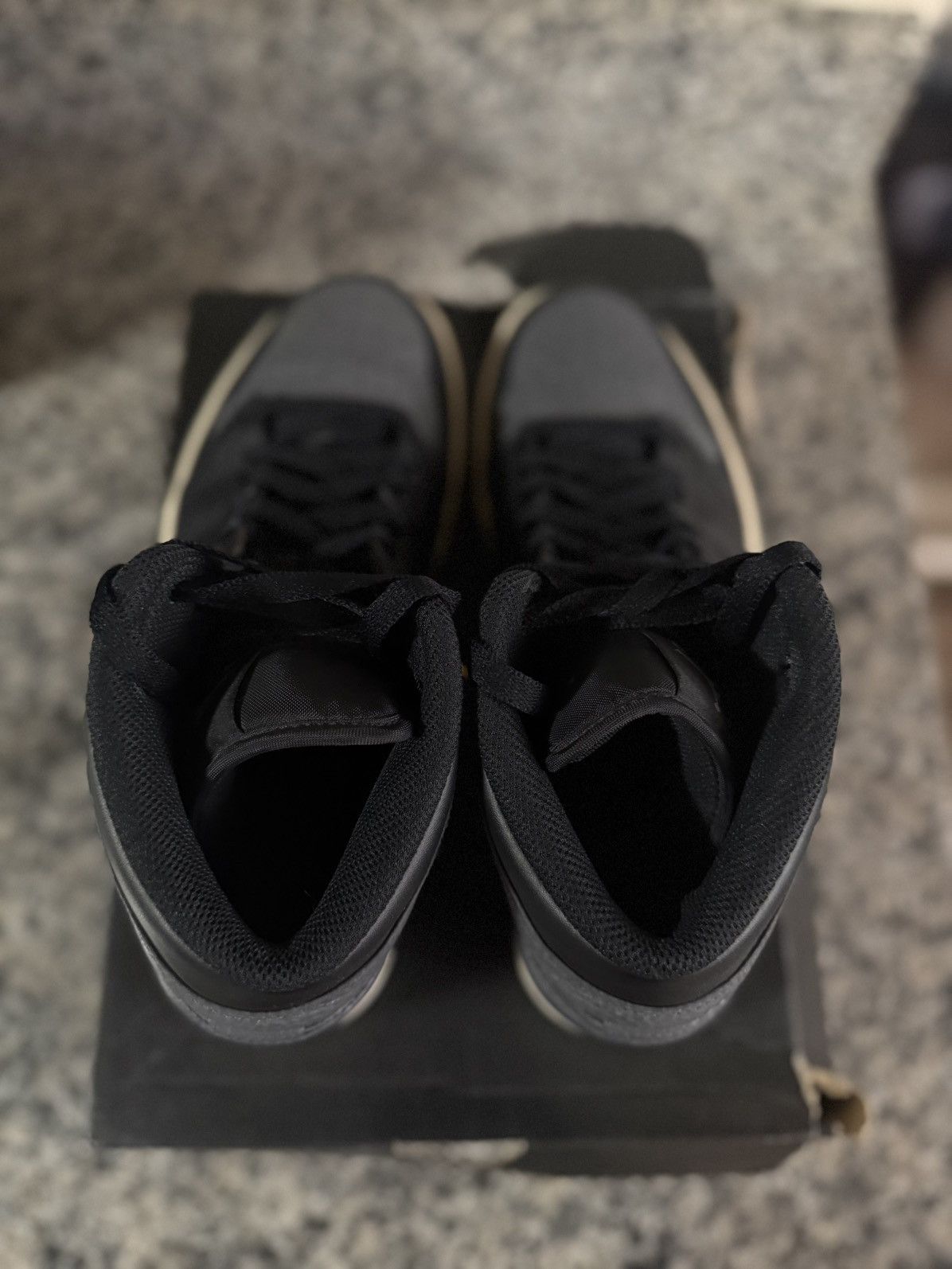 Jordan Brand × Nike Jordan 1 Mid Dark Grey 2018 554724-041 Size 10.5 OG RARE Size US 10.5 / EU 43-44 - 8 Thumbnail