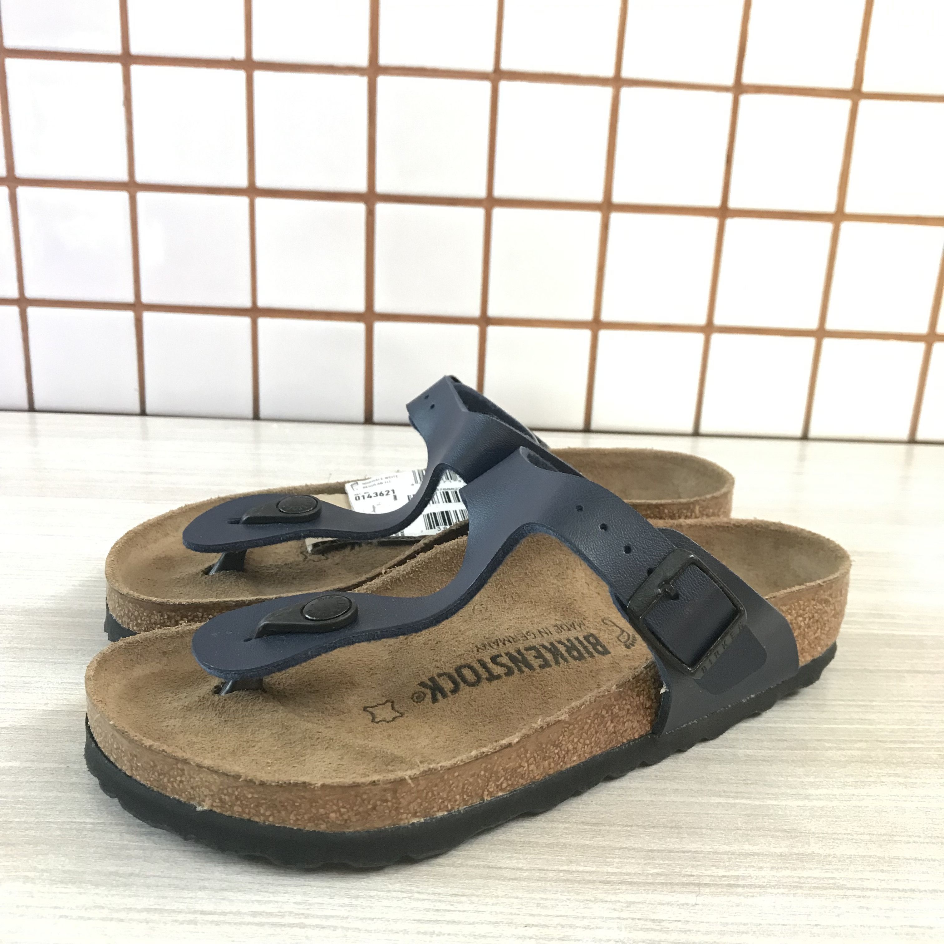 Birkenstock Birkenstock Gizeh Leather Navy Blue one Strap NEW bnwt Size US 5 / EU 37 - 3 Thumbnail