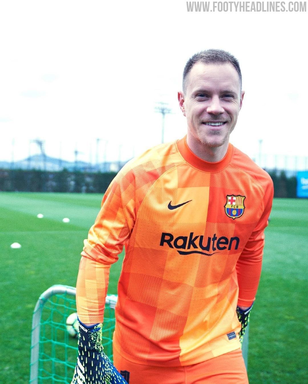 Nike BARCELONA NIKE 2021/2022 FOOTBALL GK JERSEY #1 TER STEGEN Size US L / EU 52-54 / 3 - 17 Thumbnail