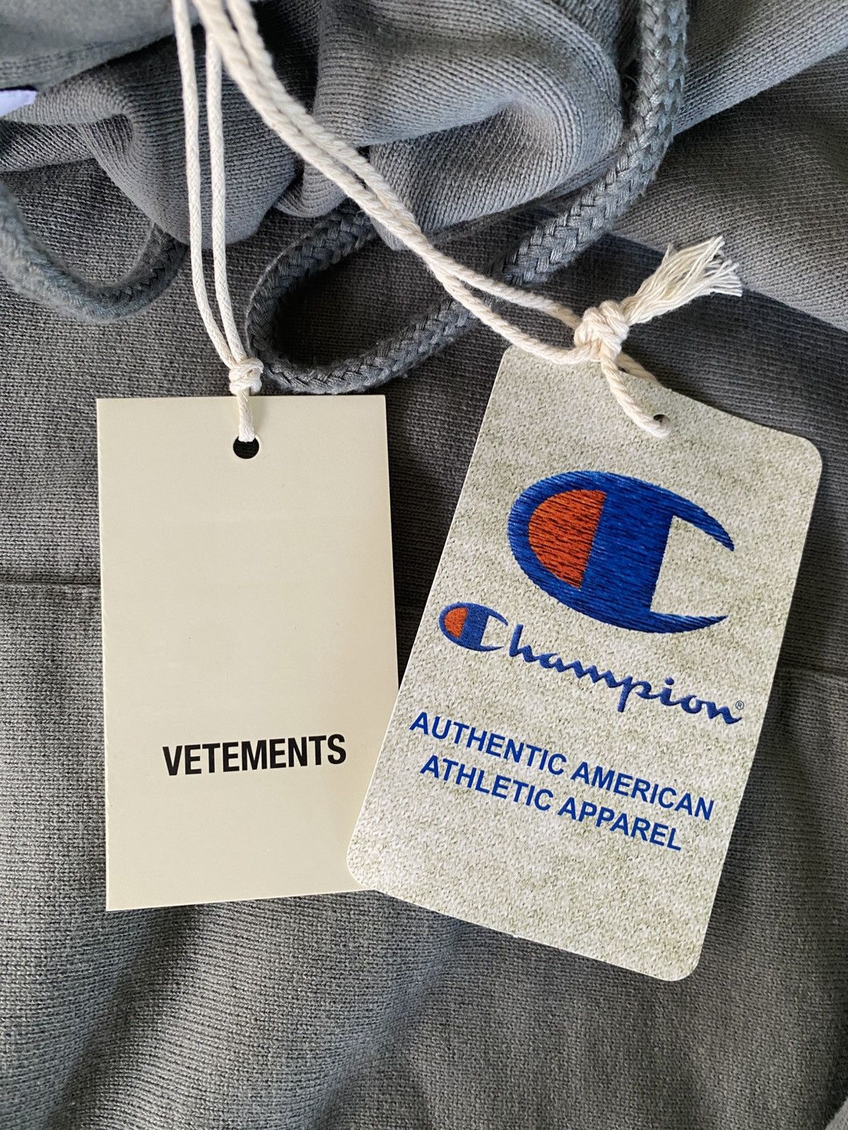 Champion × Vetements VETEMENTS SS17 - Gray Champion Shoulder Cutout Hoodie Size US XS / EU 42 / 0 - 9 Thumbnail