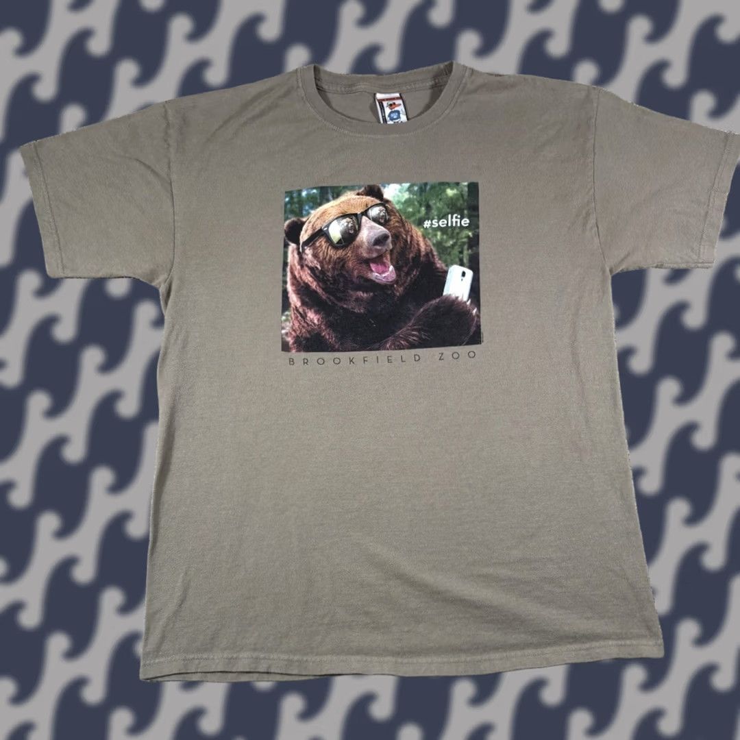 Vintage VINTAGE The Duck Company T-Shirt Zoo Bear Selfie Graphic • Size Large Men Green Cotton Jersey Short Sleeve Crew Neck Regular Size US L / EU 52-54 / 3 - 1 Thumbnail