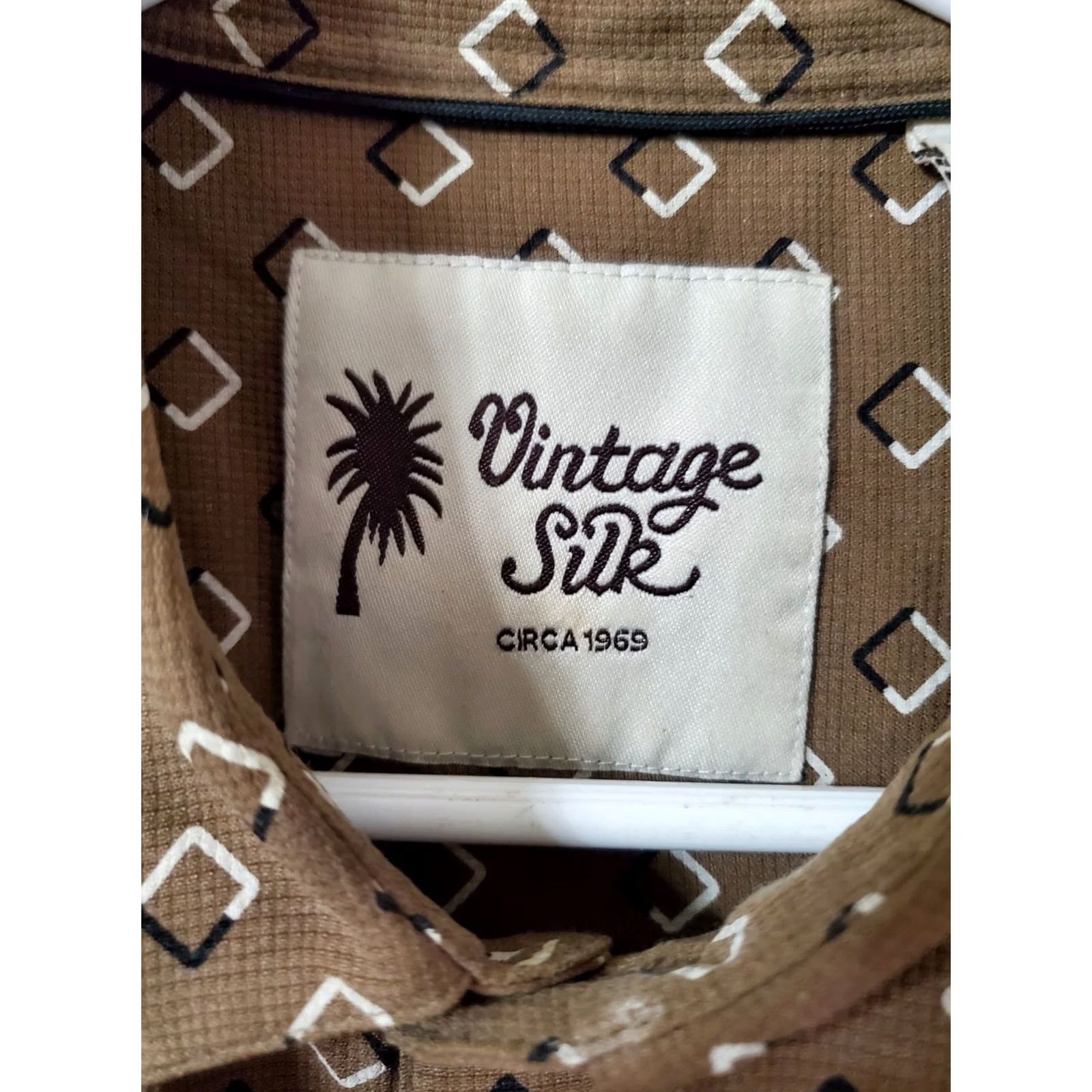 Vintage VINTAGE Silk Brand Shirt Men L Polo Brown Square Design 100% Silk Button-Front Short Sleeve Geometric Shapes Casual Travel Summer Spring Mens Size US L / EU 52-54 / 3 - 3 Thumbnail