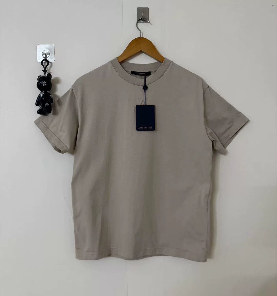 Louis Vuitton Louis Vuitton 25 Embossed Logo Short-Sleeve Size US S / EU 44-46 / 1 - 1 Thumbnail