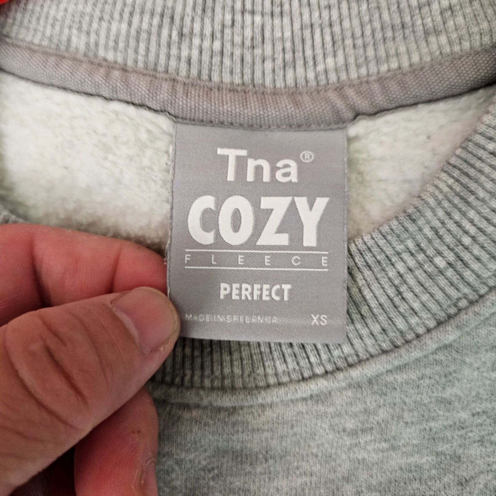 TNA Aritzia TNA Cozy Fleece Women's XS Cropped Sweatshirt Gray Pullover Crew Neck All Seasons Long Sleeve Raglan Sleeve Logo Sweatshirt Women XS Gray Size XS / US 0-2 / IT 36-38 - 4 Thumbnail