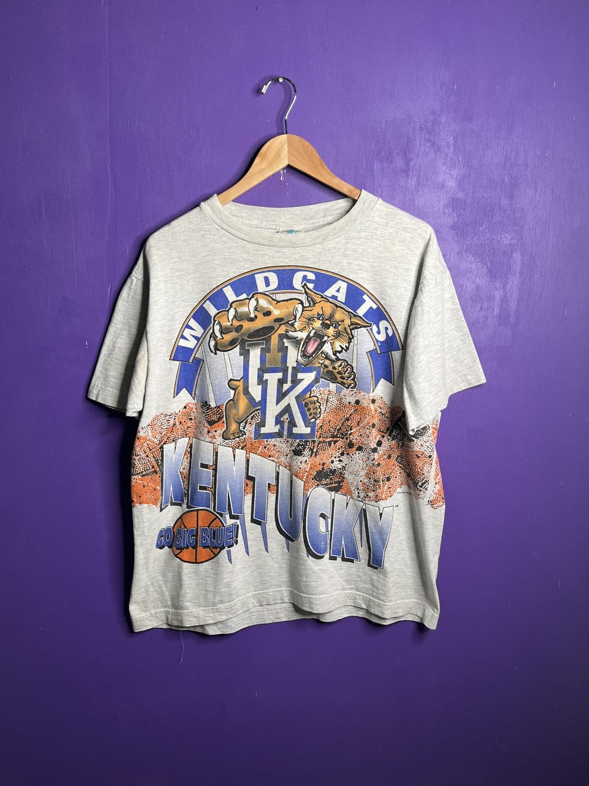 Vintage Vintage 90s Kentucky wildcats ball AOP t-shirt Size US L / EU 52-54 / 3 - 1 Thumbnail