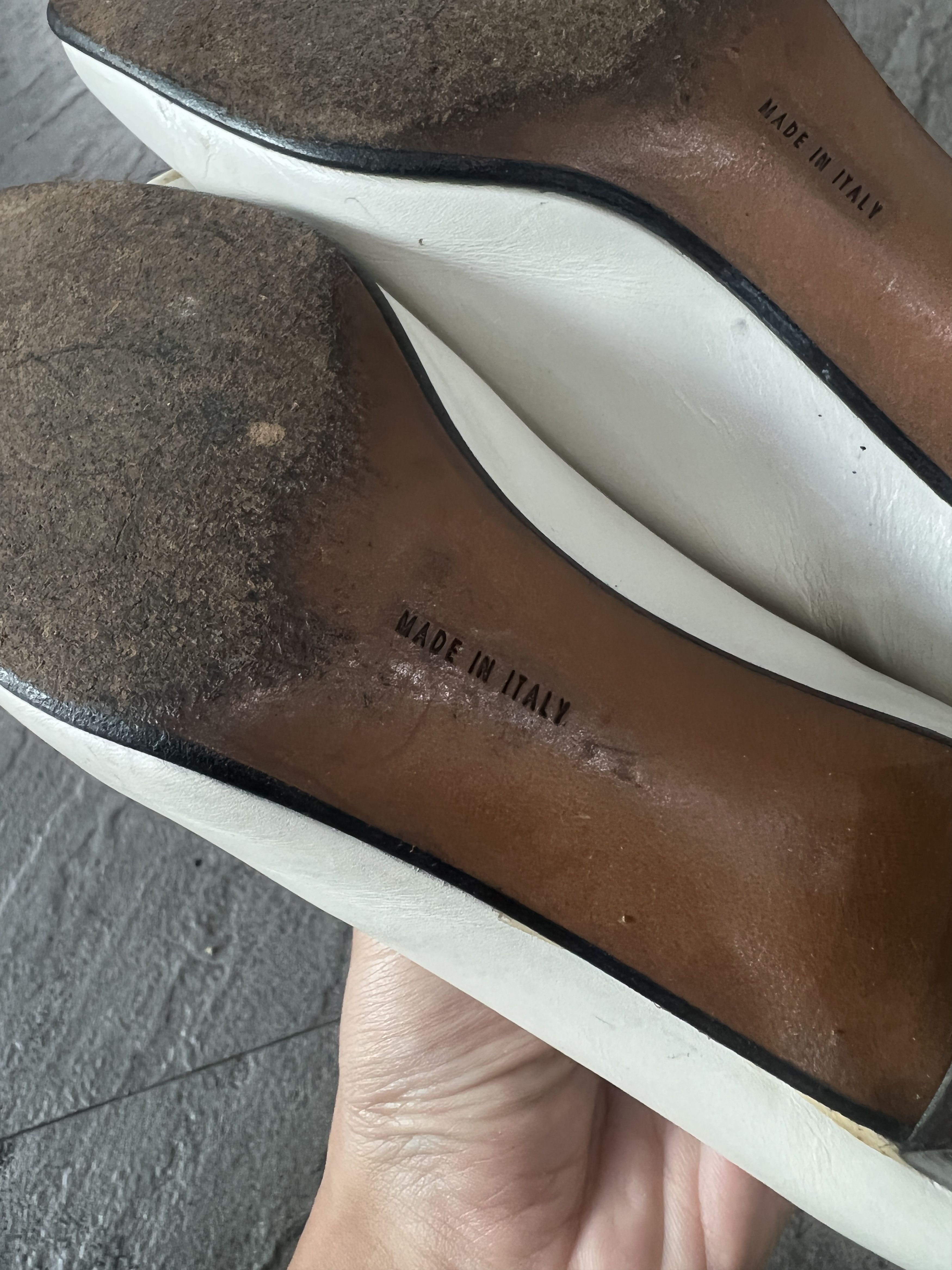 Salvatore Ferragamo Ferragamo Vara Bow Pumps Cream Leather Heels 5C Size US 5 / IT 35 - 8 Thumbnail