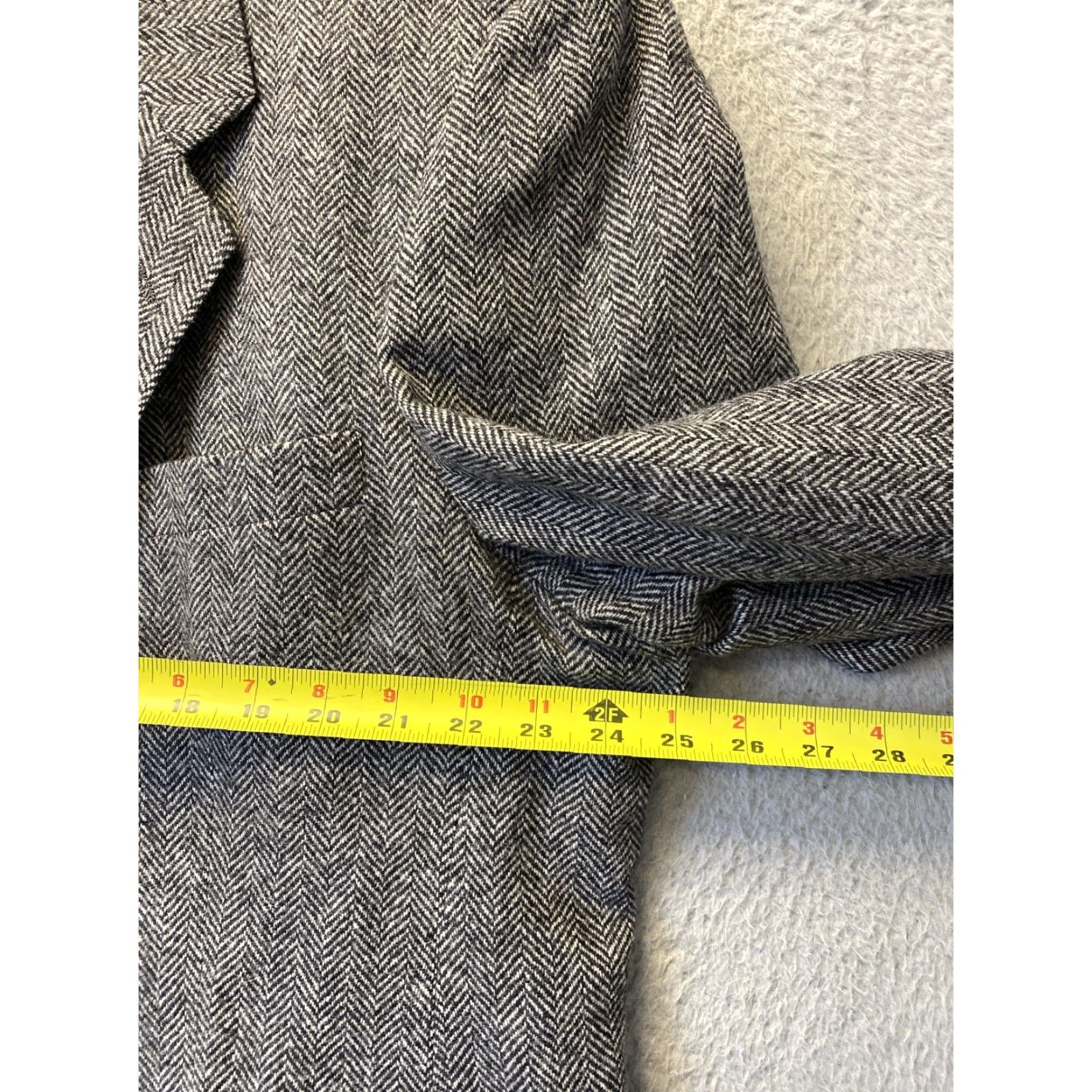 Hart Schaffner Marx VINTAGE Hart Schaffner Marx Wool Sport Coat Blazer Men 48 Regular Gray Herringbone 1950s/60s Mens Blazer Size 48R - 4 Thumbnail