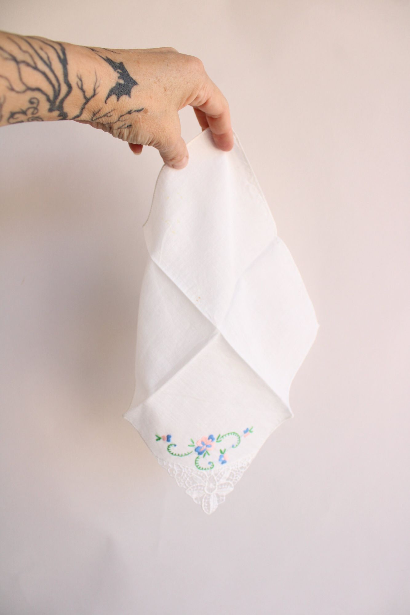 Vintage Vintage 1940s 1950s Handkerchief, White Lace And Floral Embr Size ONE SIZE - 3 Thumbnail