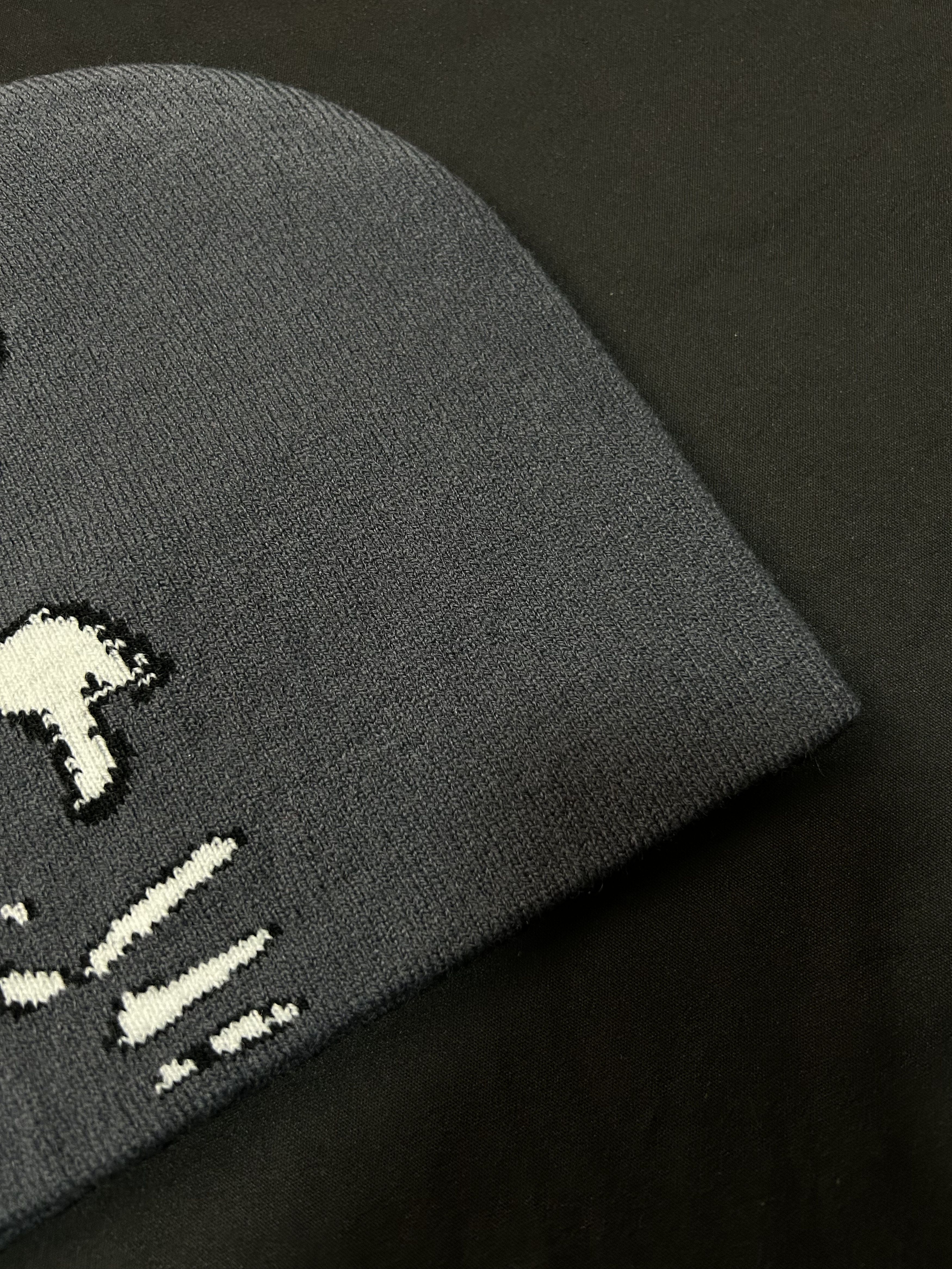 Japanese Brand Rare Woman Sensual Graphic No Cuff Gray Skully Hat OS Size ONE SIZE - 3 Thumbnail