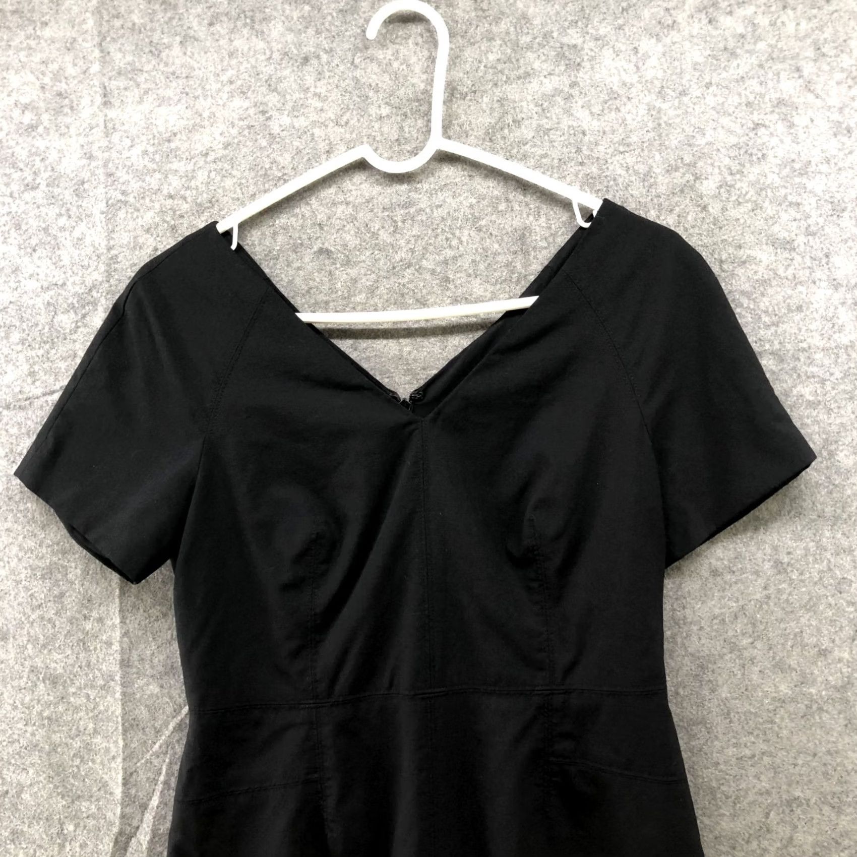 Banana Republic Banana Republic Wool Stretch Sheath Dress Size 4P Black Short Sleeve V-Neck Midi Dress Women Workwear Formal Professional Size 27" / US 4 / IT 40 - 4 Thumbnail
