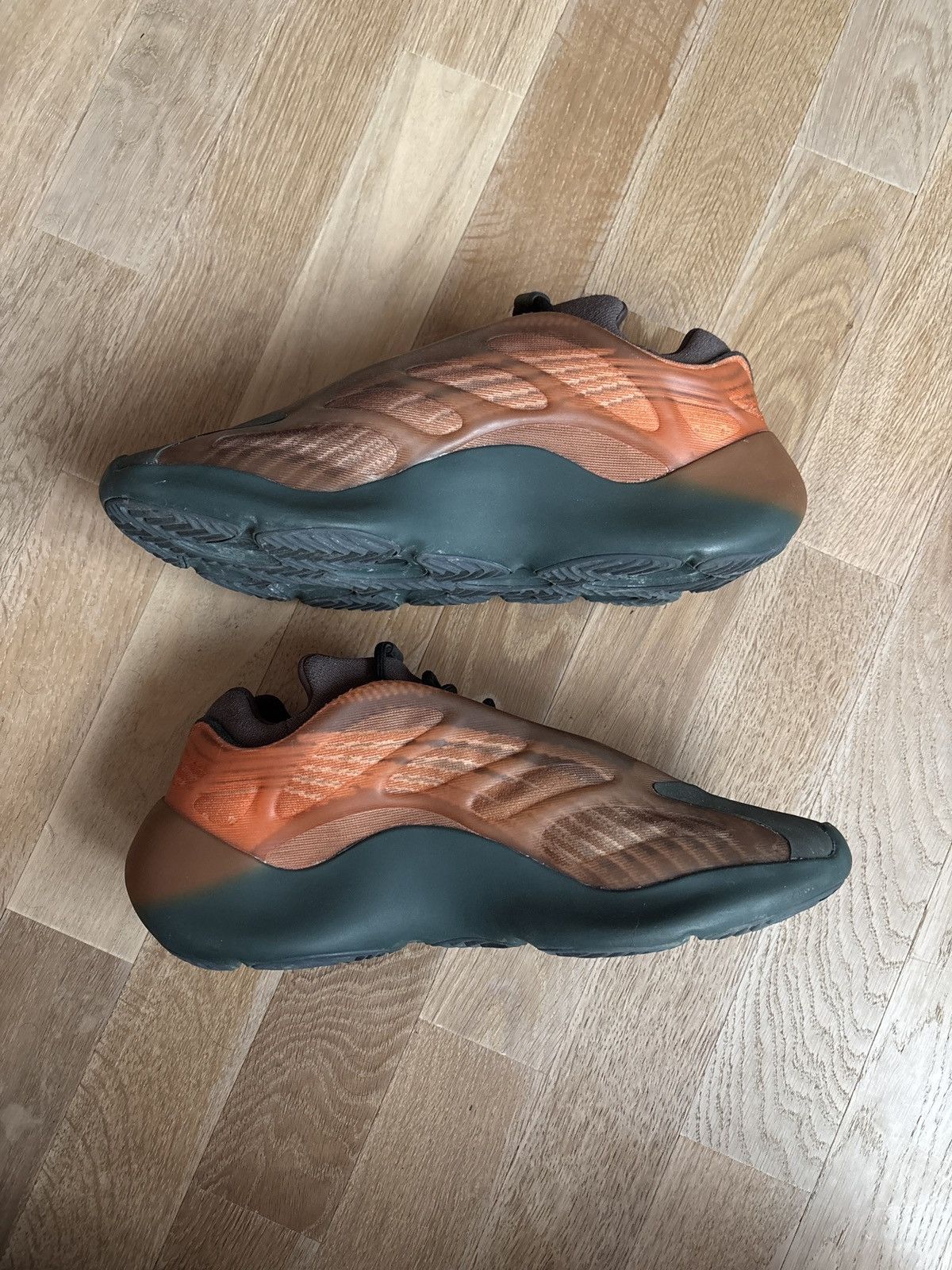 Adidas × Yeezy Yeezy 700 v3 copper fade Size US 11 / EU 44 - 2 Thumbnail