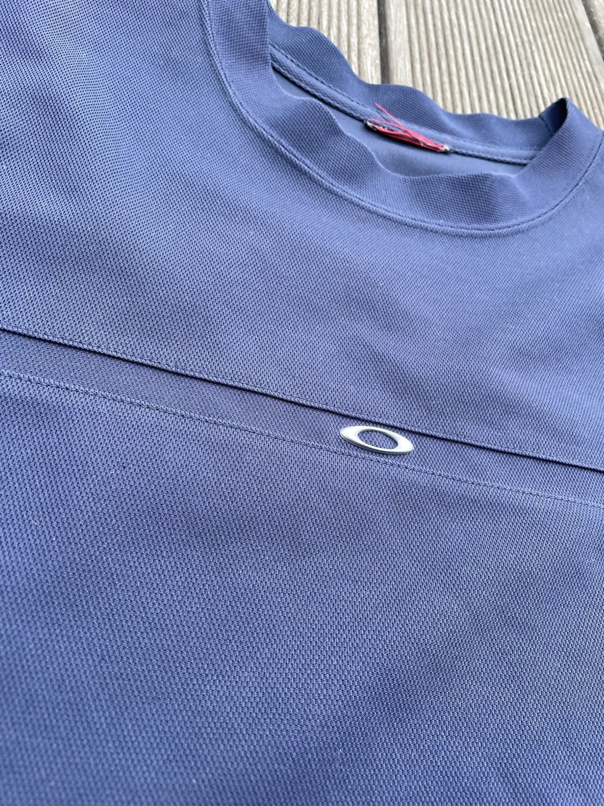 Oakley Vintage Oakley central metal tag tee size XL Size US XL / EU 56 / 4 - 7 Thumbnail