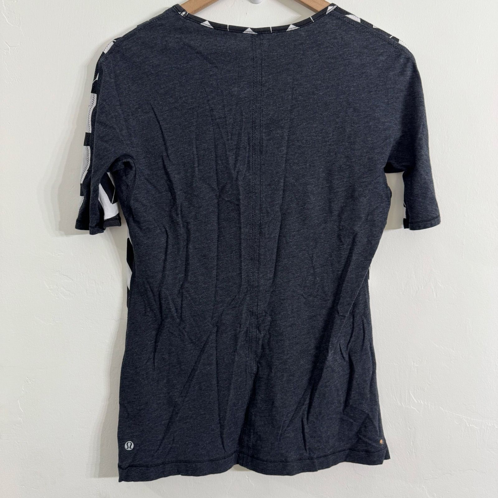 Lululemon Lululemon Devotion Short Sleeve Tee Arrow Chevron White Blac Size S / US 4 / IT 40 - 4 Thumbnail