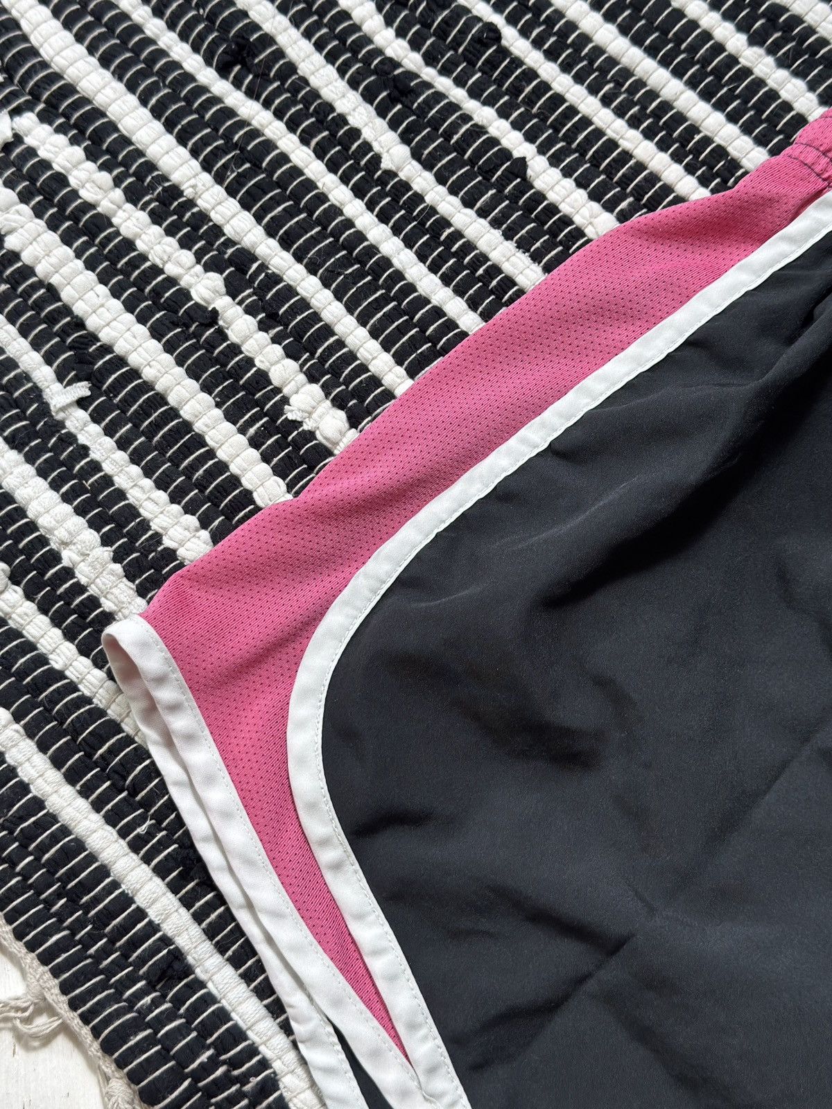 Nike VINTAGE NIKE 2000s MINI SWOOSH SHORTS Size 28" / US 6 / IT 42 - 4 Thumbnail