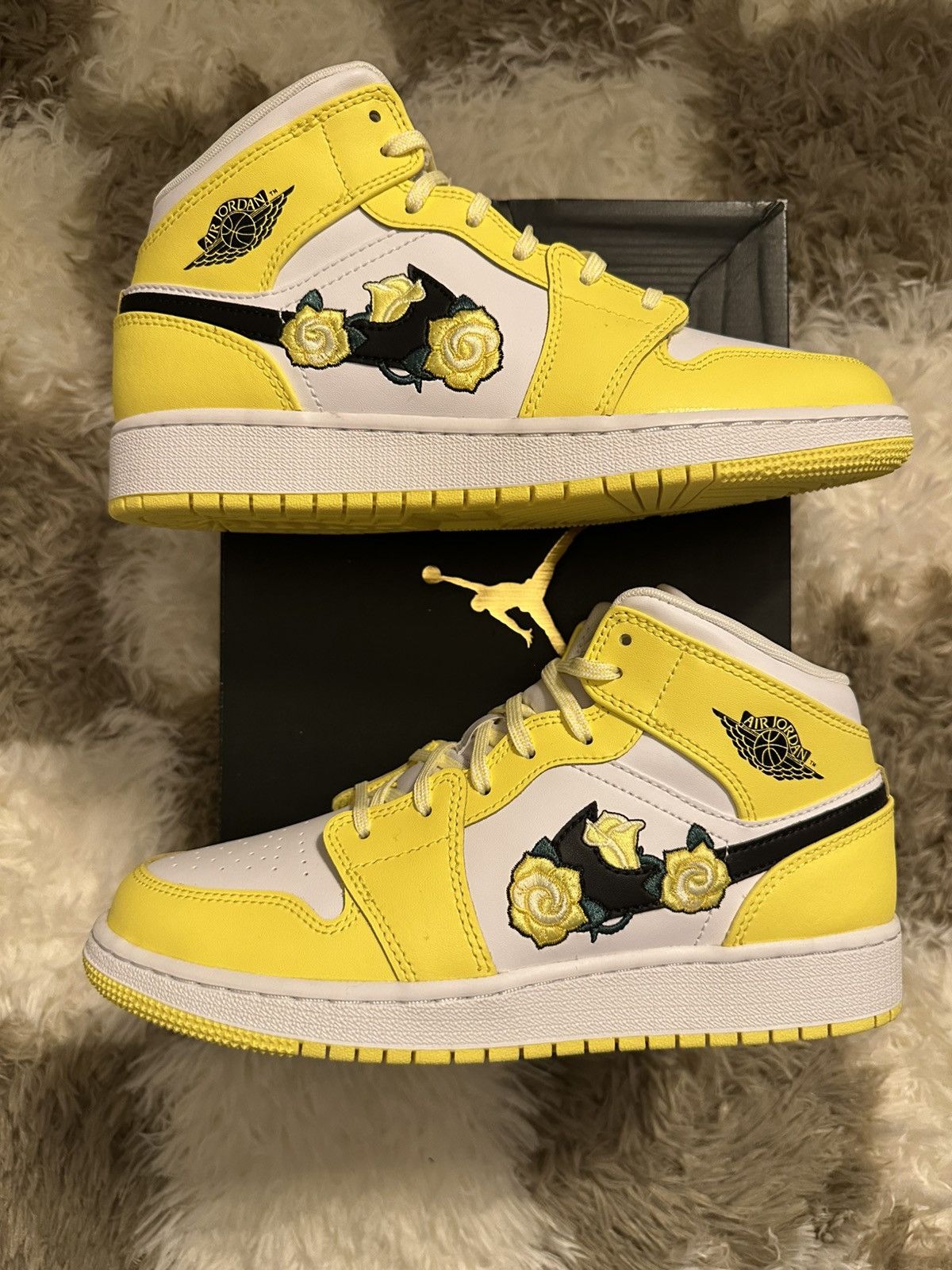 Jordan 1 mid se 5.5y dynamic yellow floral