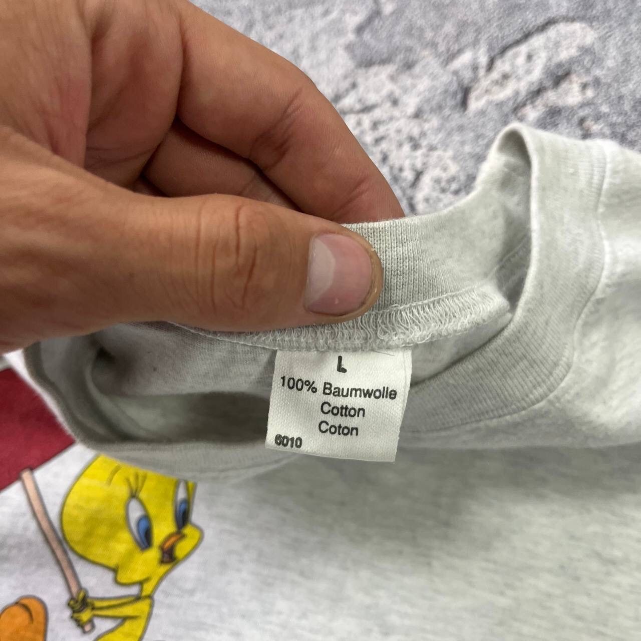 Vintage Vintage 1996 Tweety Bird Sylevester Looney T-Shirt Size US L / EU 52-54 / 3 - 8 Thumbnail