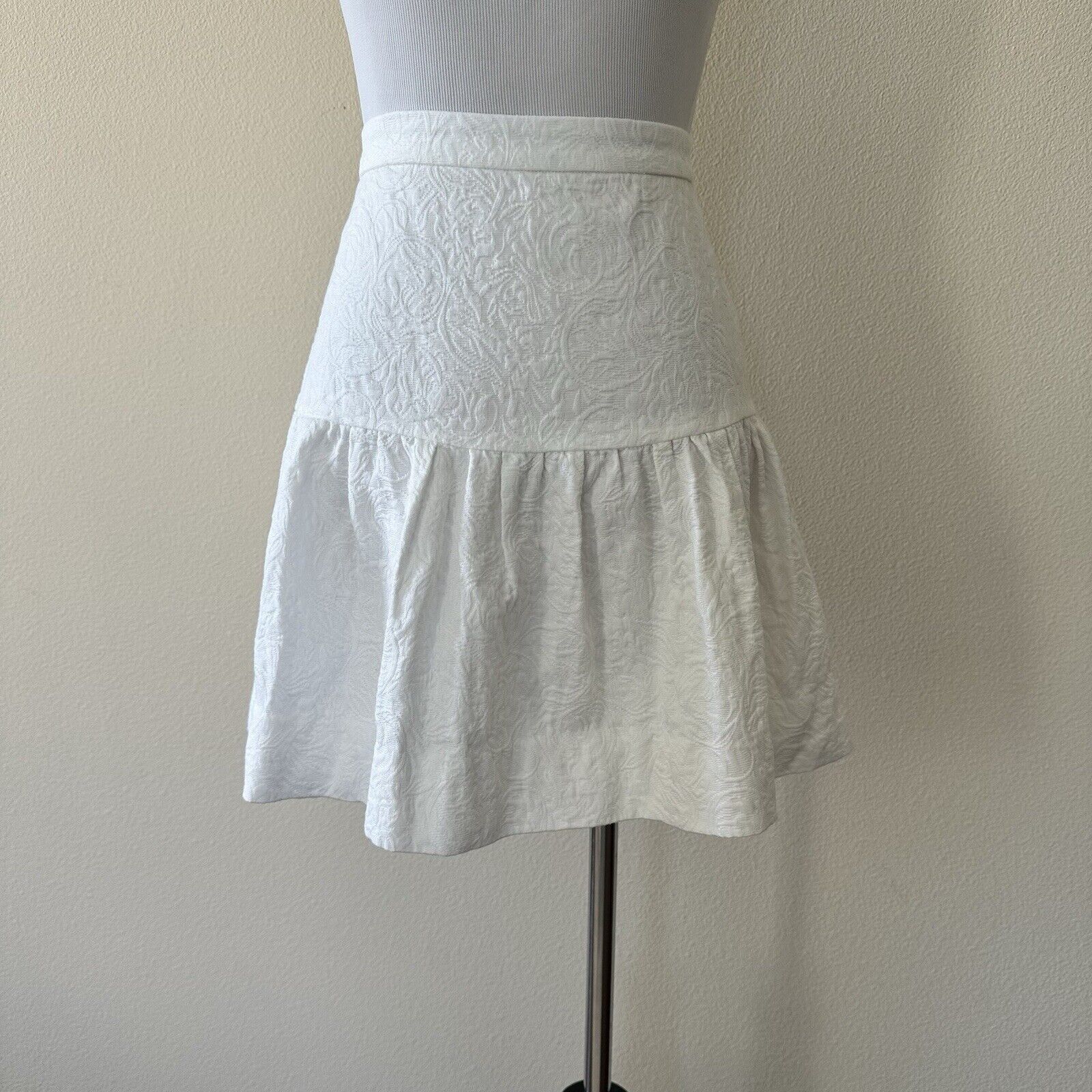 J.Crew J.Crew Cream Matelasse Drop Waist Hi Rise Mini Skirt Size 4 Size 27" / US 4 / IT 40 - 4 Thumbnail