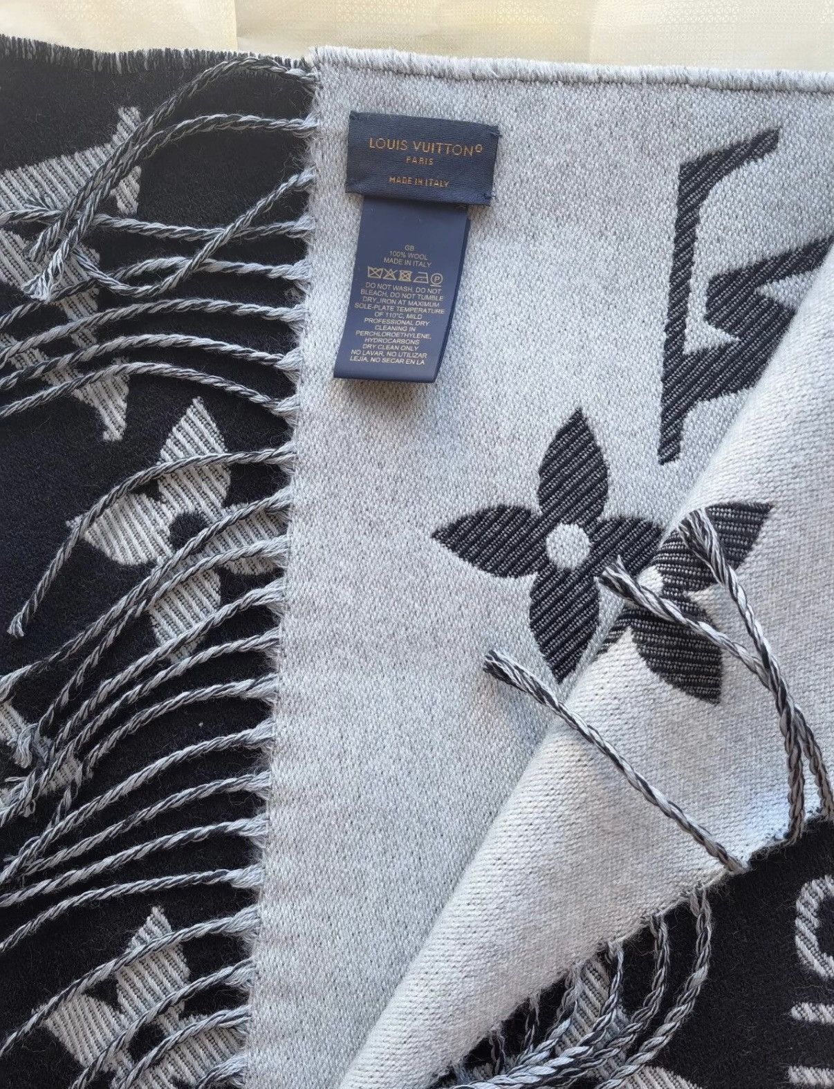 Louis Vuitton Louis Vuitton Classic Black & Gray Reversible Wool Scarf Size ONE SIZE - 3 Thumbnail