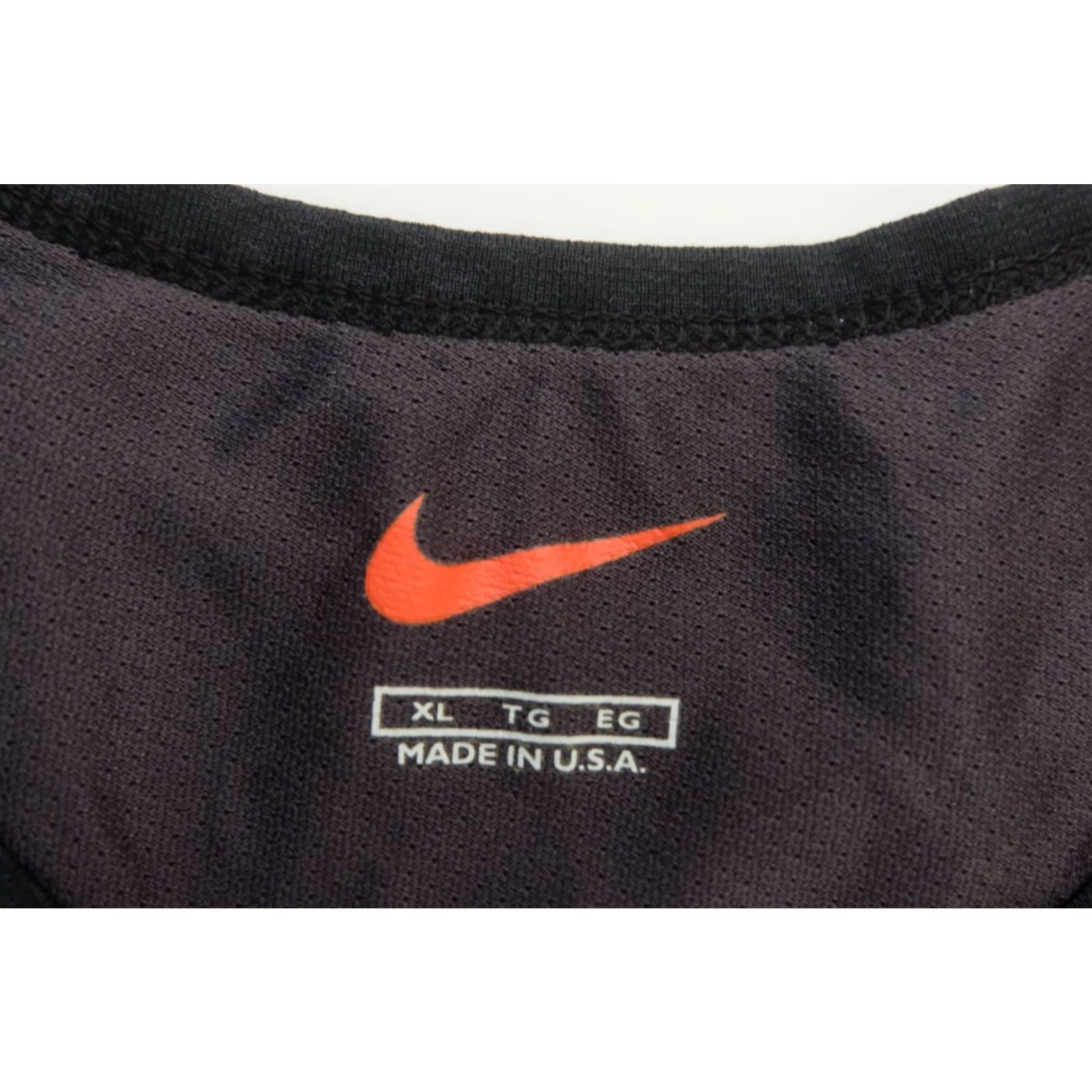 Nike VINTAGE Nike T-Shirt 90s Retro USA Made Center Swoosh Active Black XL Mens Size XL 1999 Size US XL / EU 56 / 4 - 7 Thumbnail